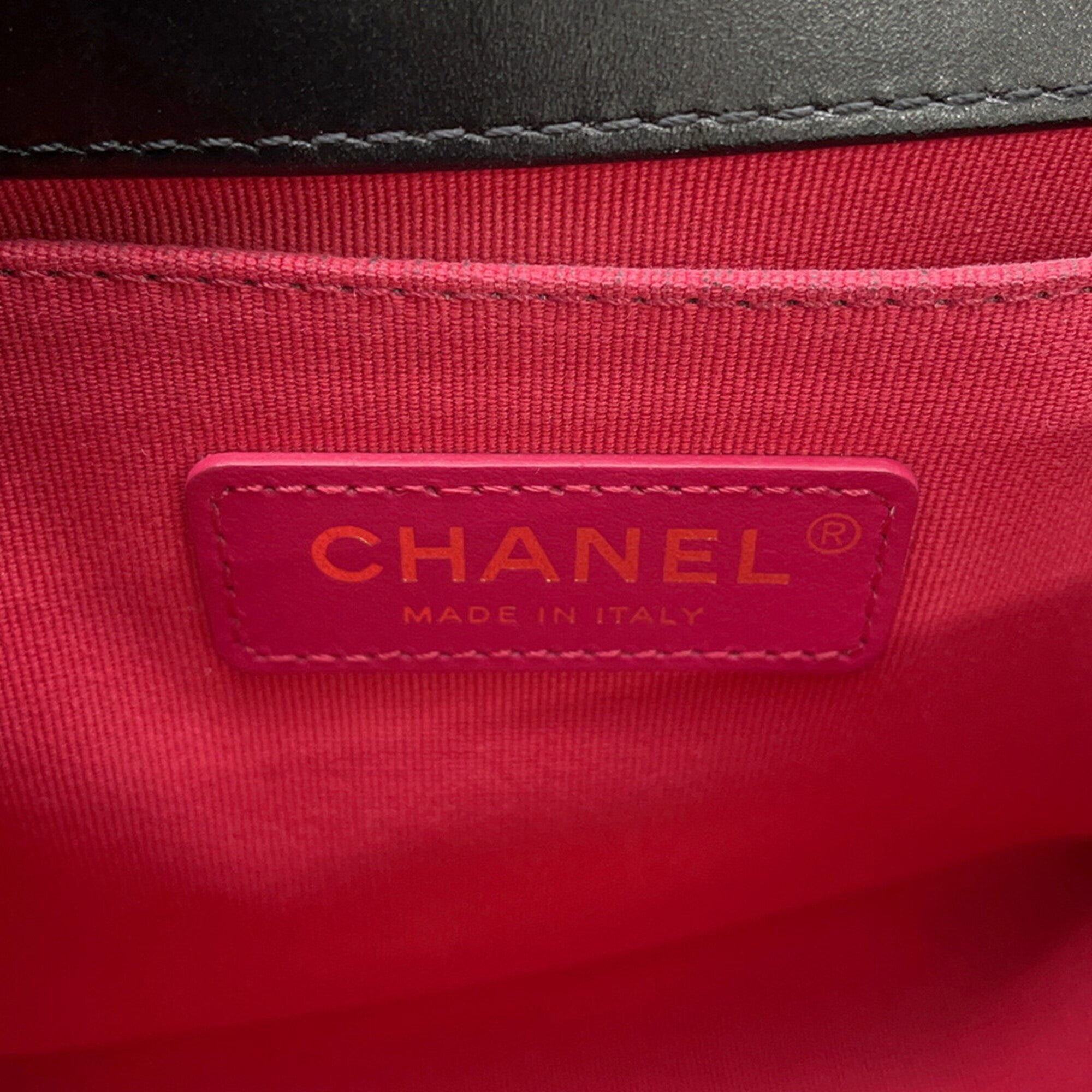 Chanel Black Leather Shoulder Bag (Pre-Owned)
