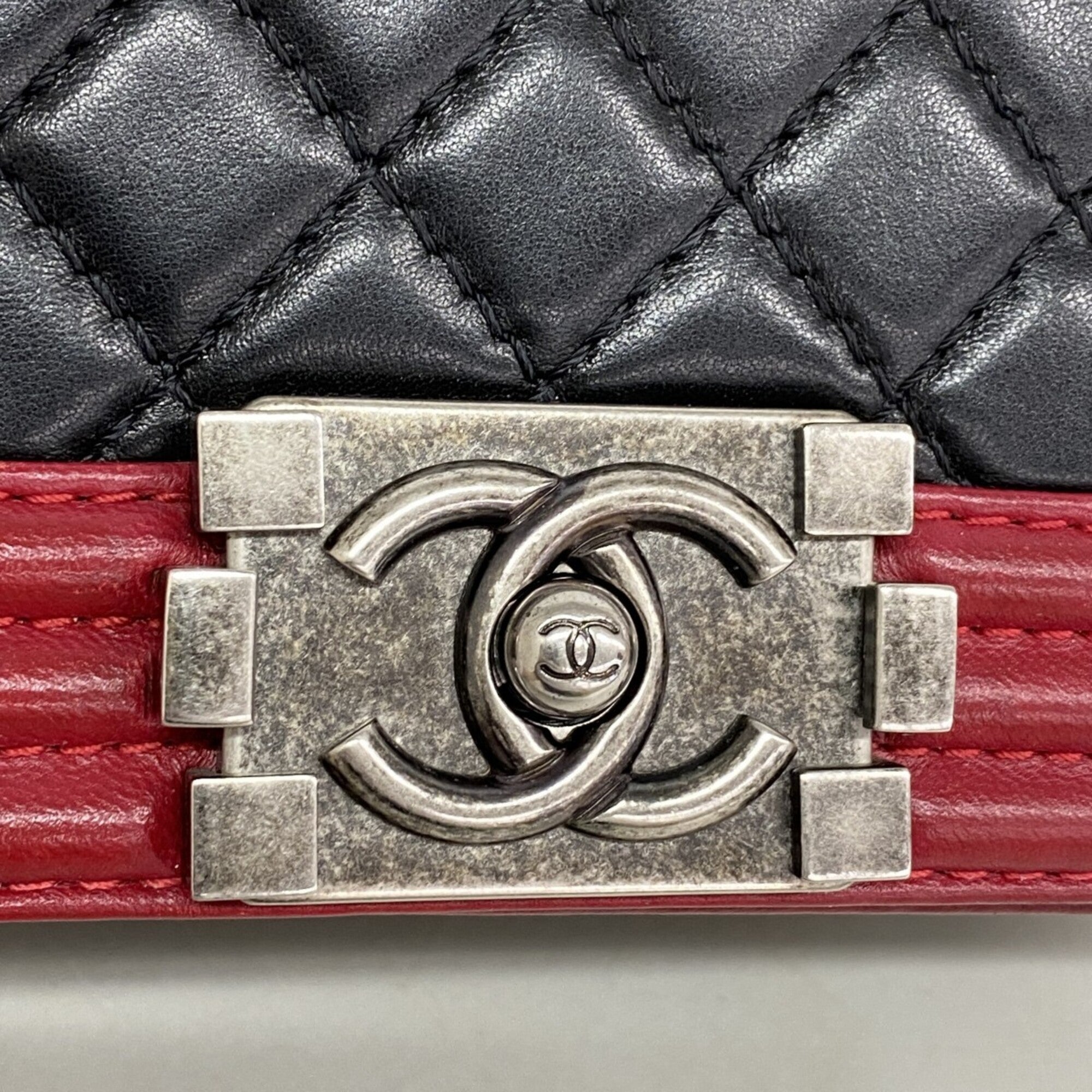 Chanel Black Red Color Leather Shoulder Bag (Pre-Owned)