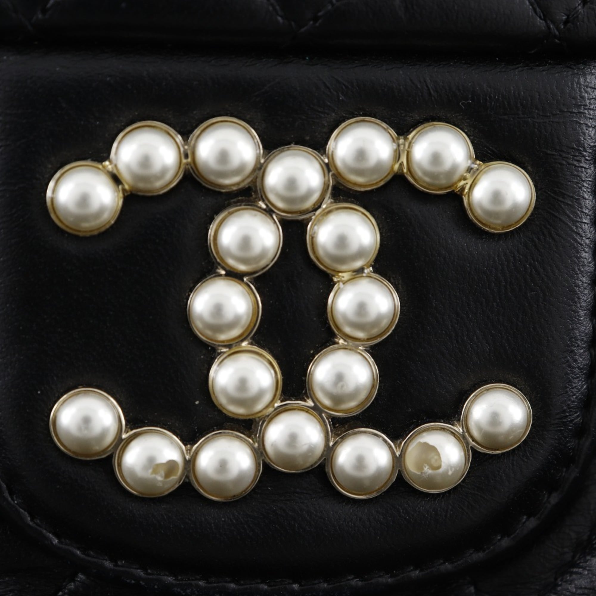 Chanel Matelasse Black Leather Shoulder Bag (Pre-Owned)