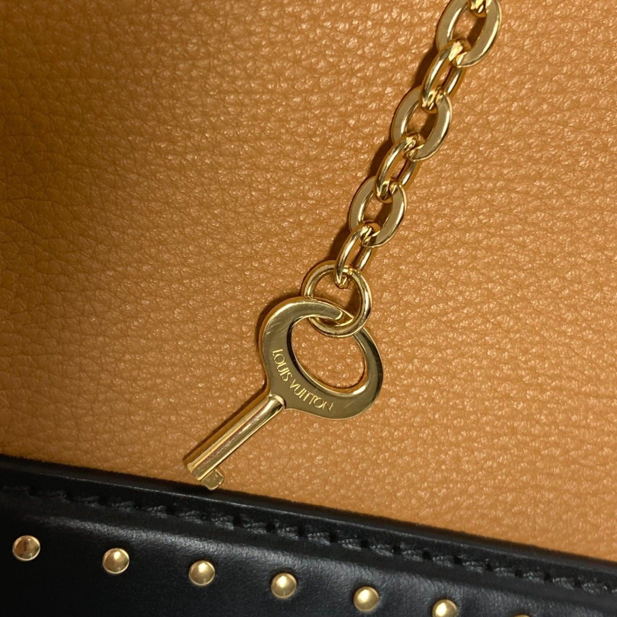 Louis Vuitton Beige Leather Handbag (Pre-Owned)