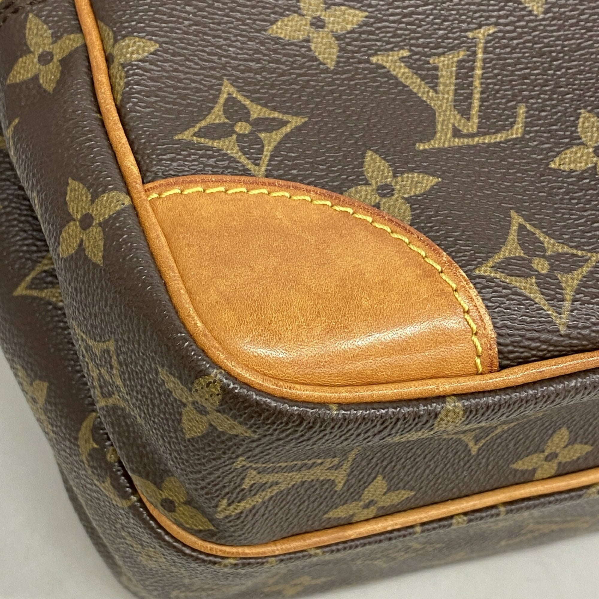 Louis Vuitton Brown Shoulder Bag (Pre-Owned)