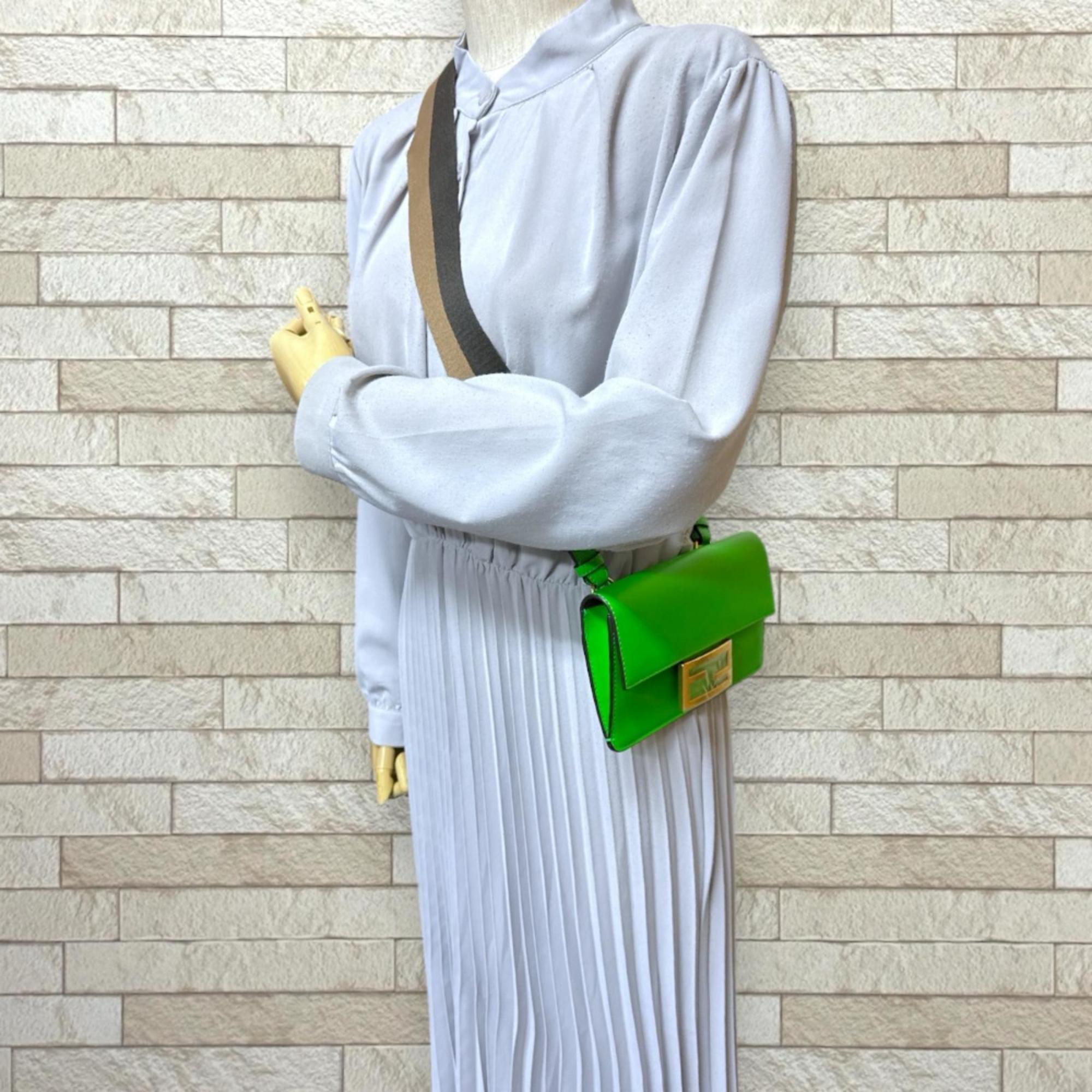 Fendi Baguette Green Leather Shoulder Bag (Pre-Owned)