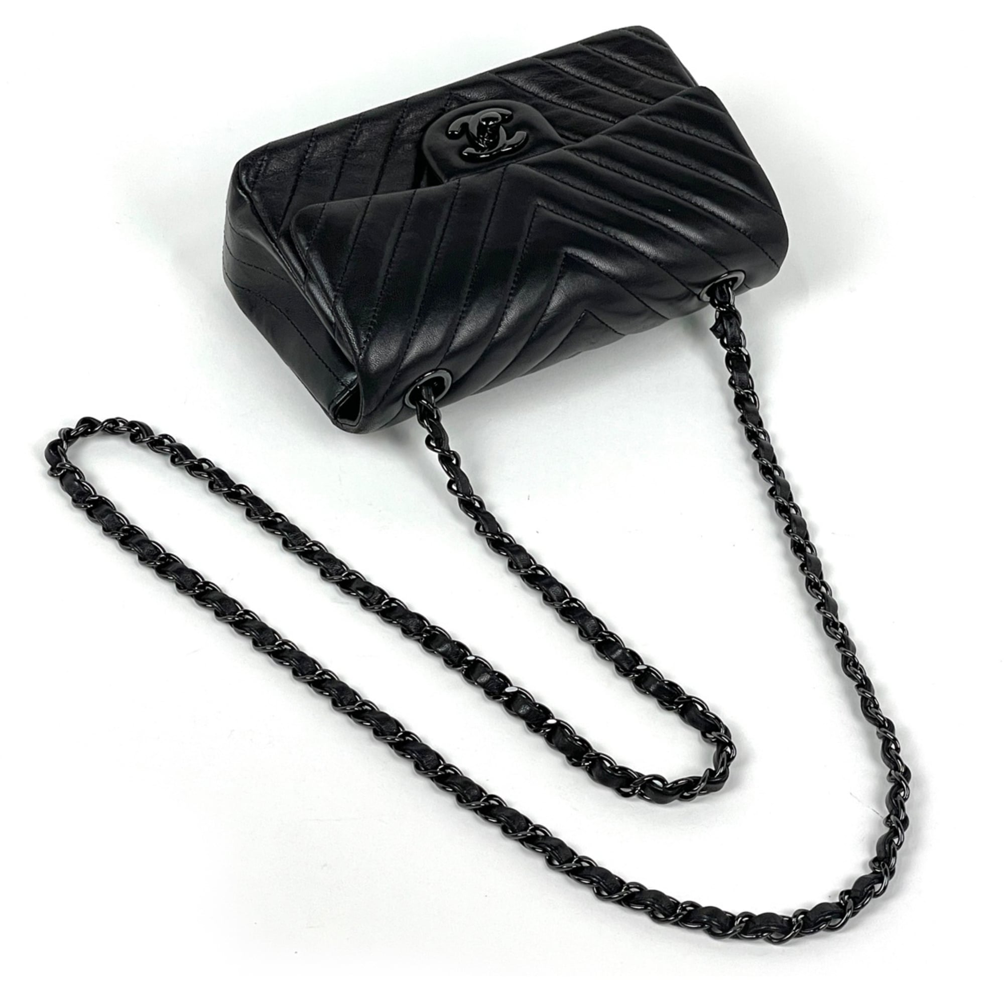 Chanel Black Leather Shoulder Bag (Pre-Owned)