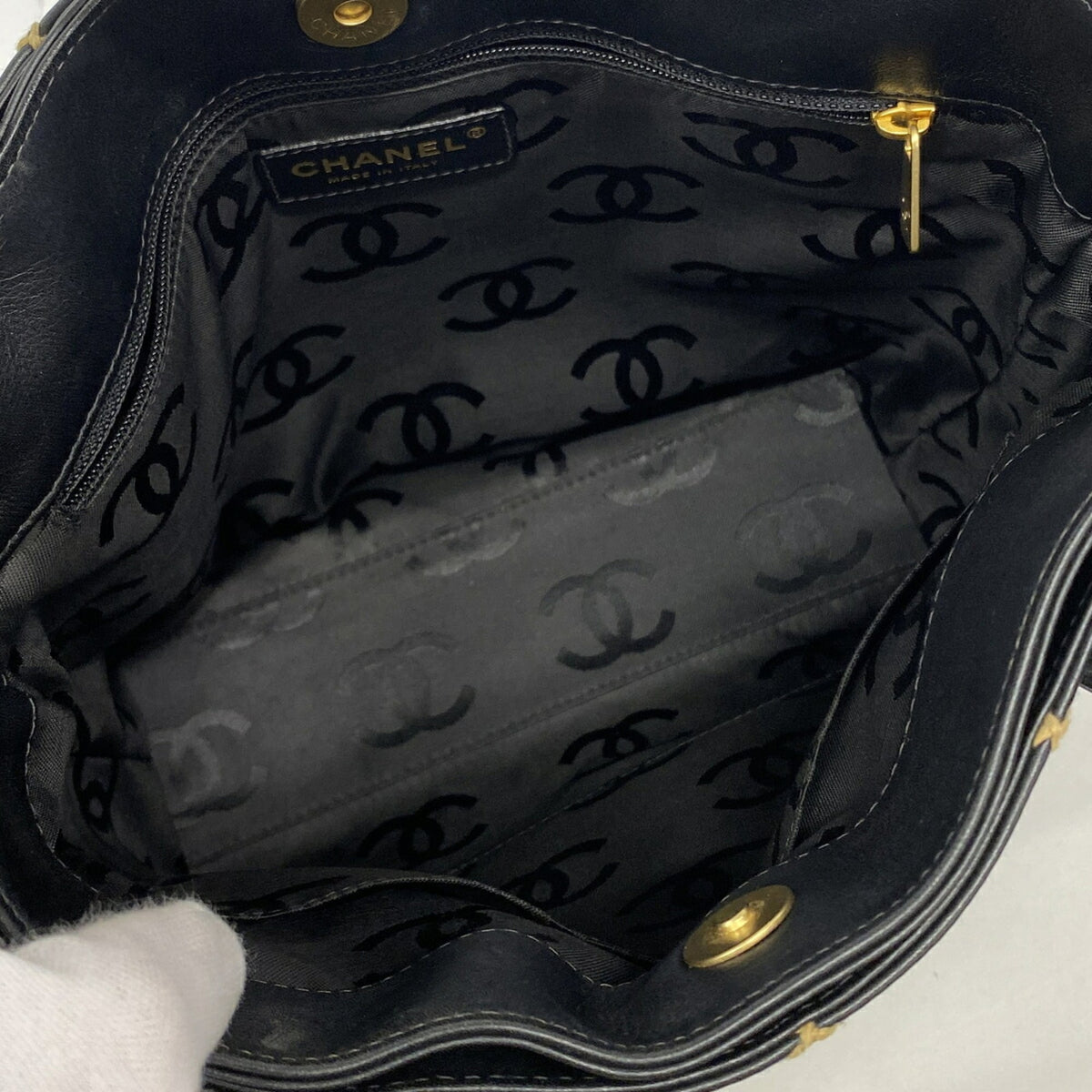 Chanel Black Leather Handbag (Pre-Owned)