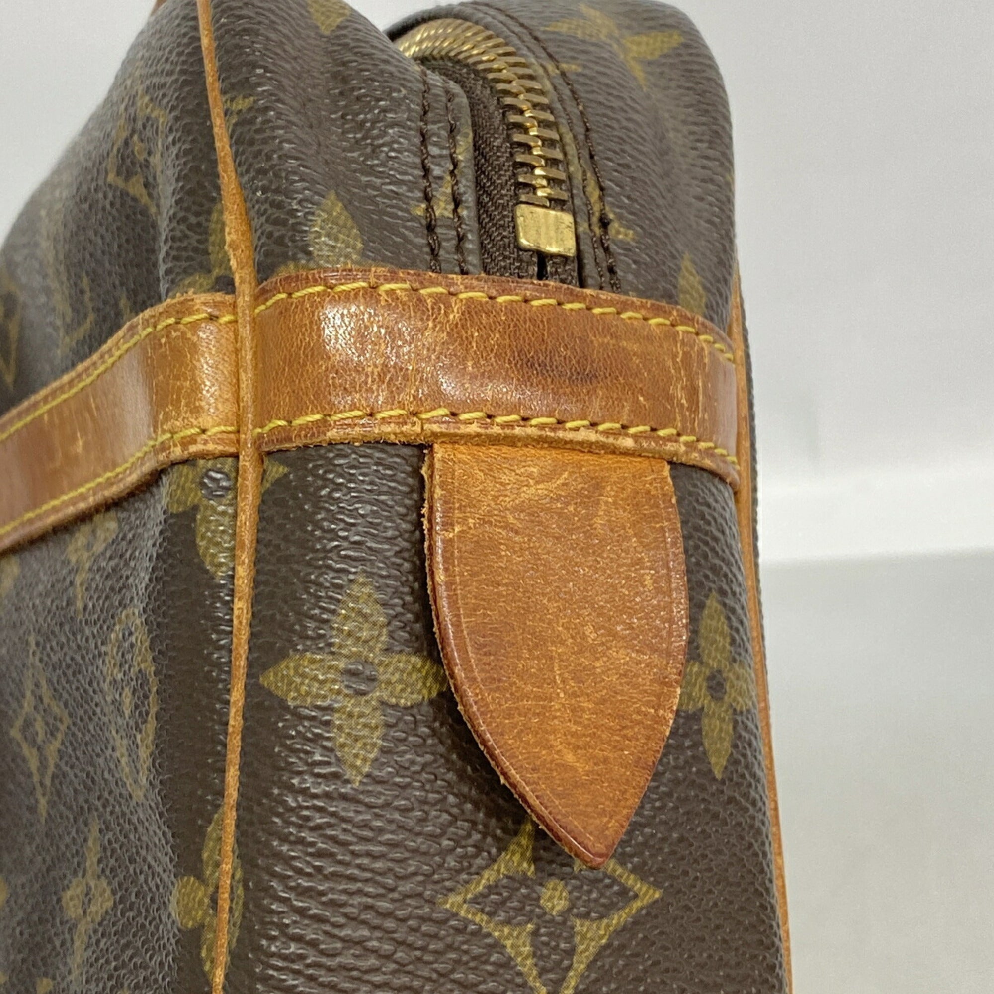 Louis Vuitton Brown Clutch Bag (Pre-Owned)