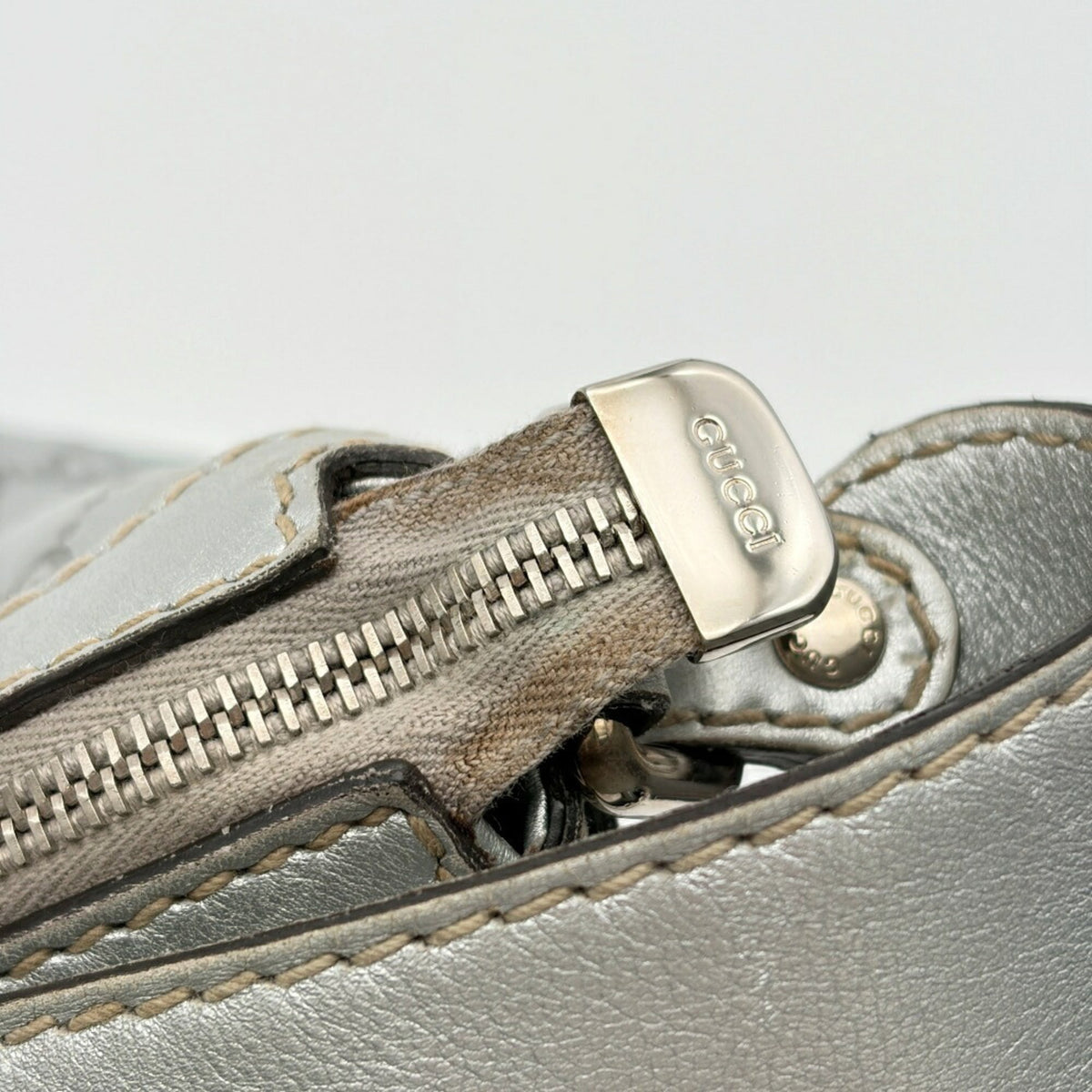 Gucci Metallic Silver Leather Shoulder Bag (Pre-Owned)
