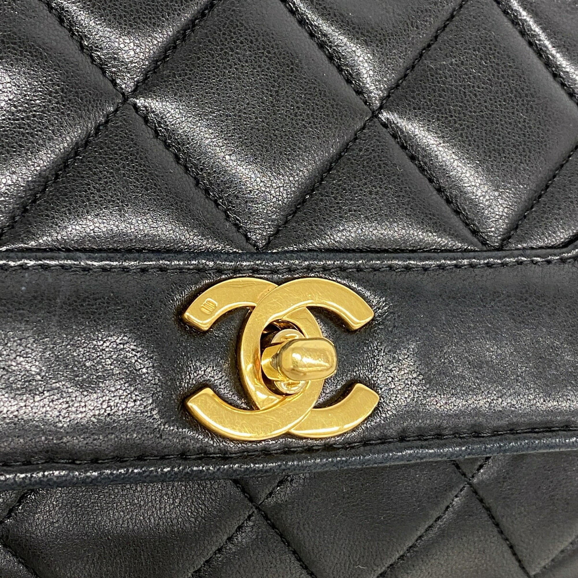 Chanel Black Leather Shoulder Bag (Pre-Owned)