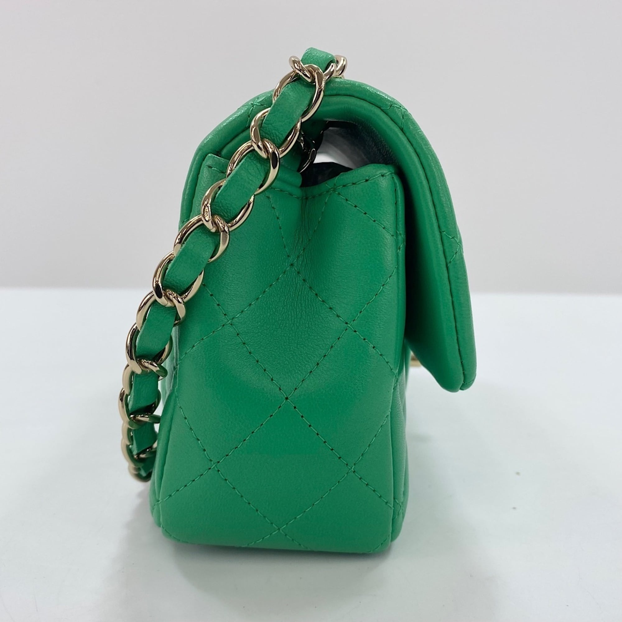 Chanel Green Shoulder Bag (Pre-Owned)