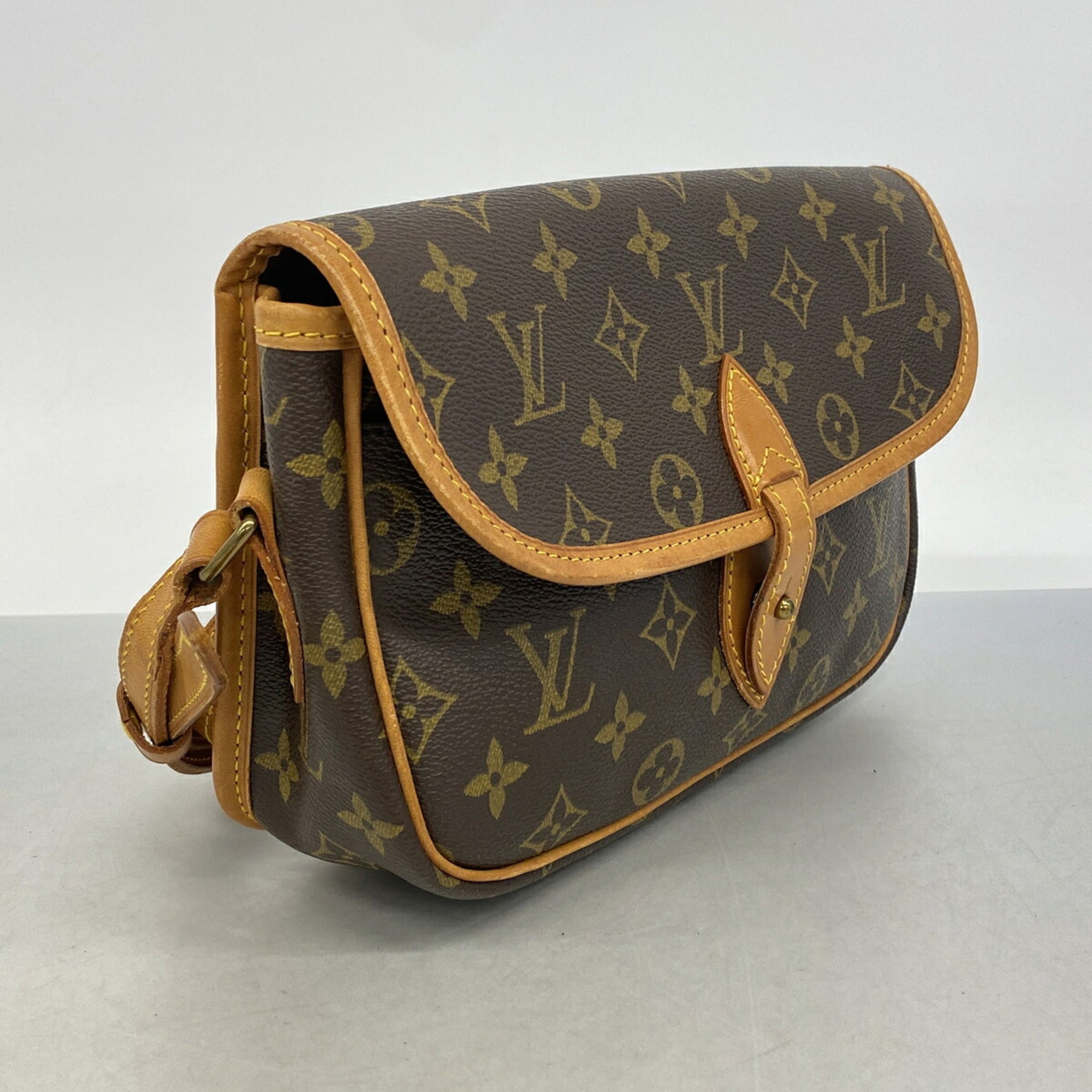Louis Vuitton Brown Shoulder Bag (Pre-Owned)