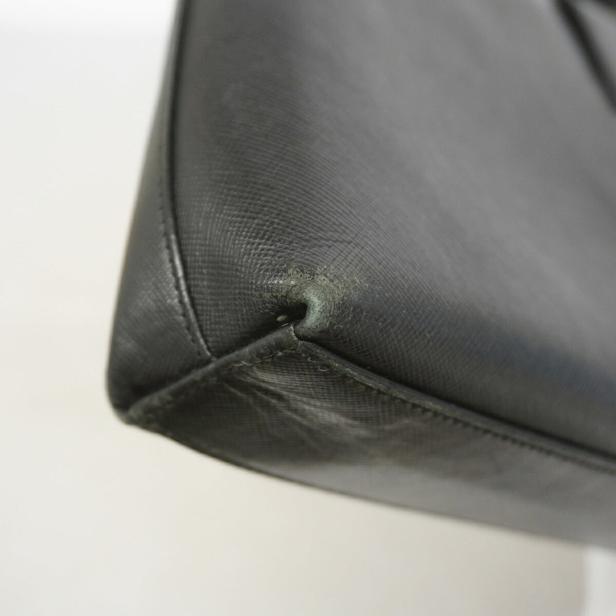 Salvatore Ferragamo Black Leather Shoulder Bag (Pre-Owned)
