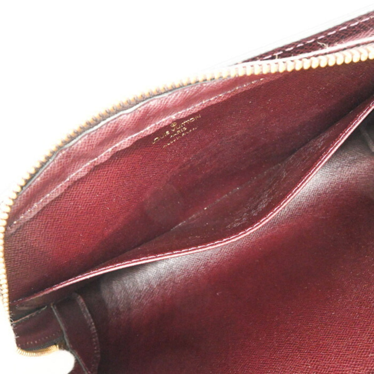 Louis Vuitton Taiga Bordeaux Taiga Leather Clutch Bag (Pre-Owned)