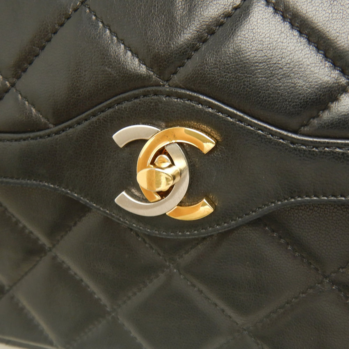 Chanel Black Leather Shoulder Bag (Pre-Owned)