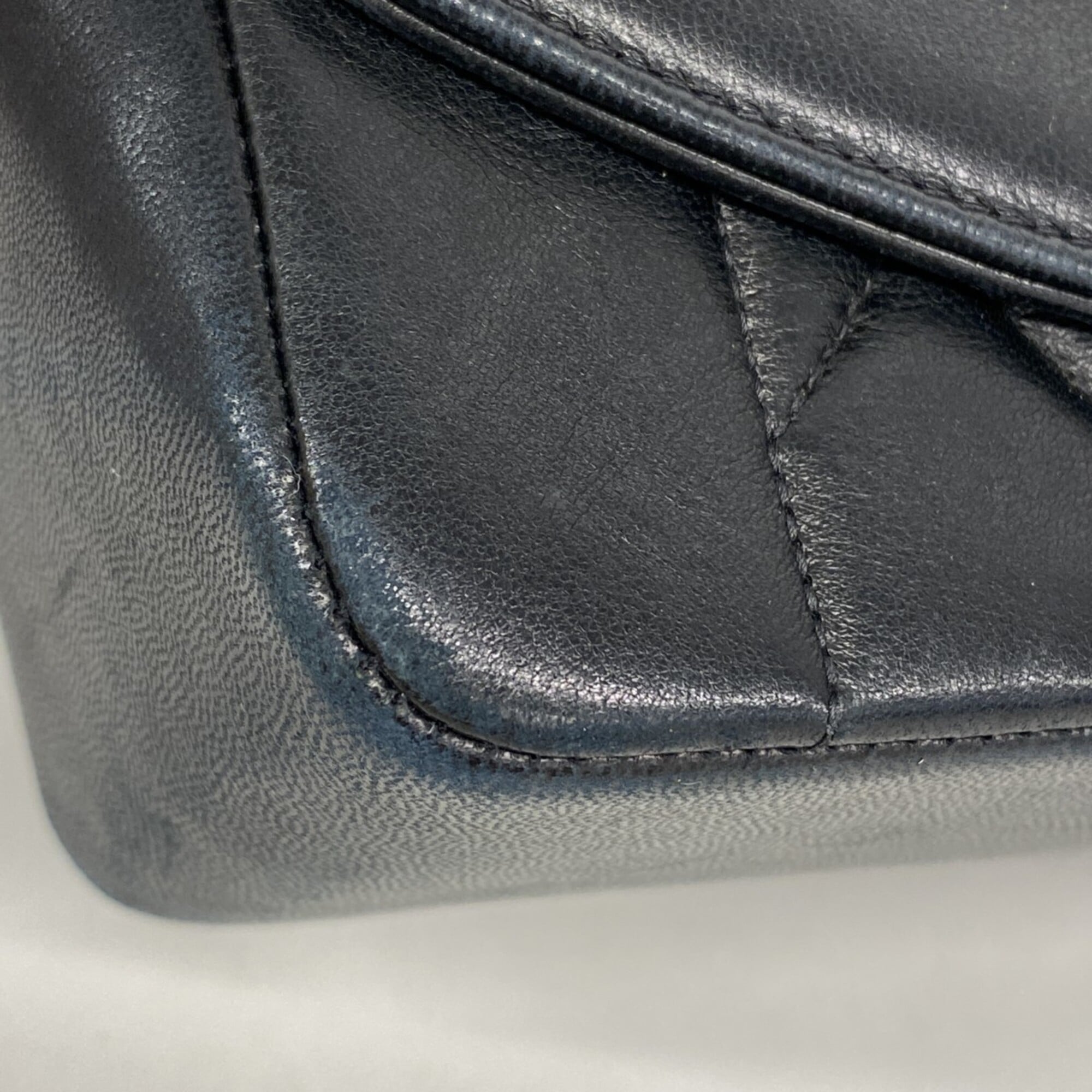 Chanel Black Leather Shoulder Bag (Pre-Owned)