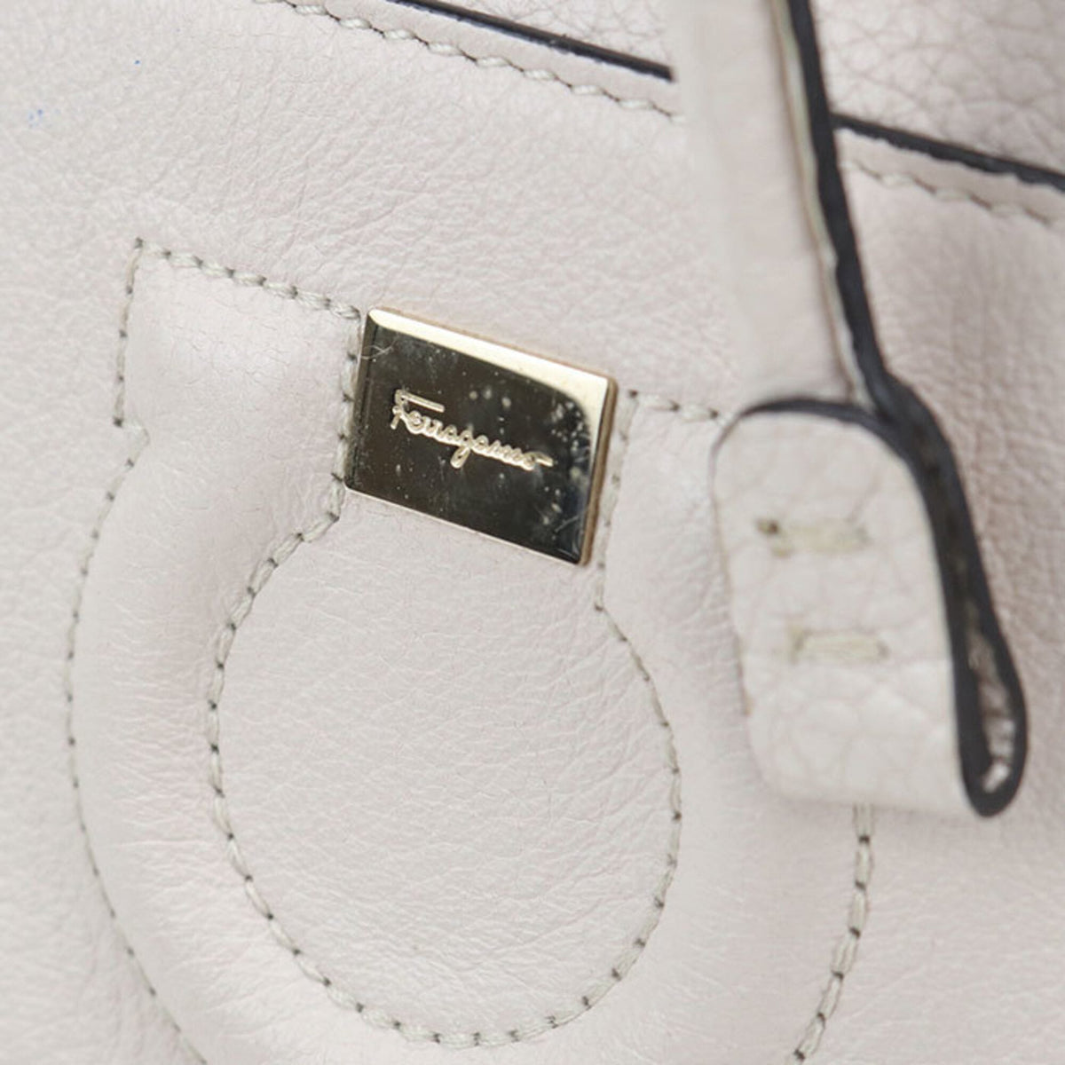 Salvatore Ferragamo White Leather Shoulder Bag (Pre-Owned)