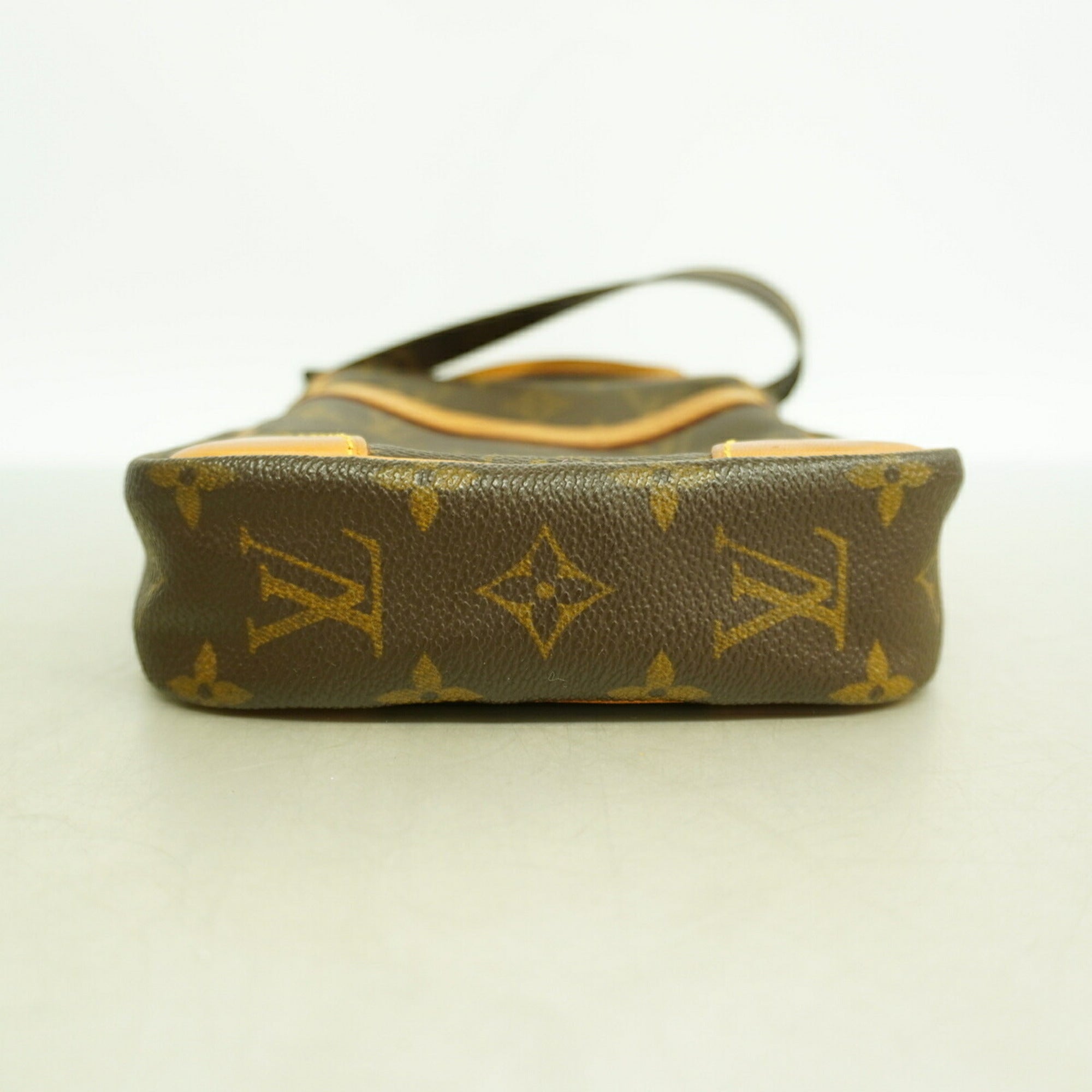 Louis Vuitton Brown Shoulder Bag (Pre-Owned)