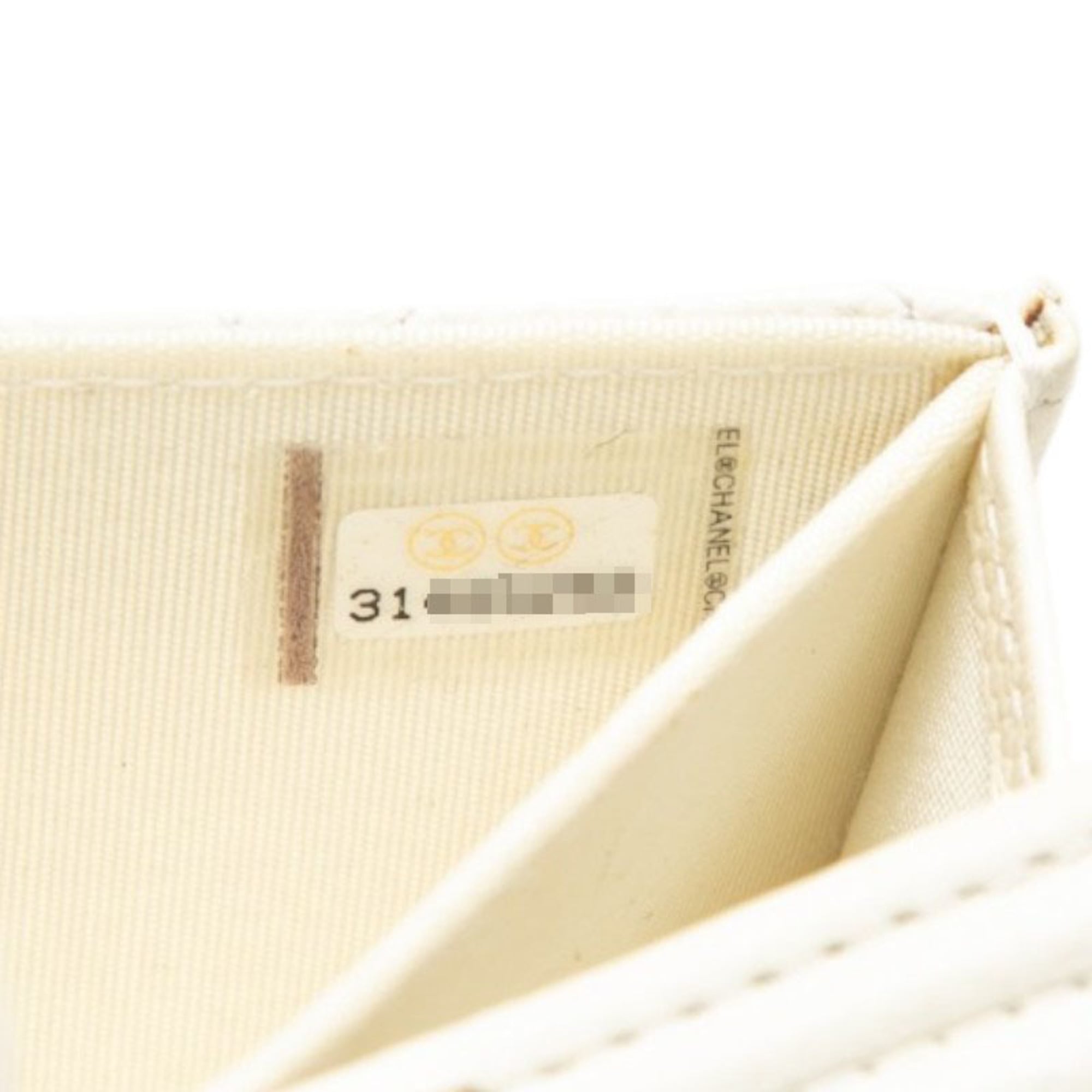 Chanel White Grained Calfskin Shoulder Bag (Pre-Owned)