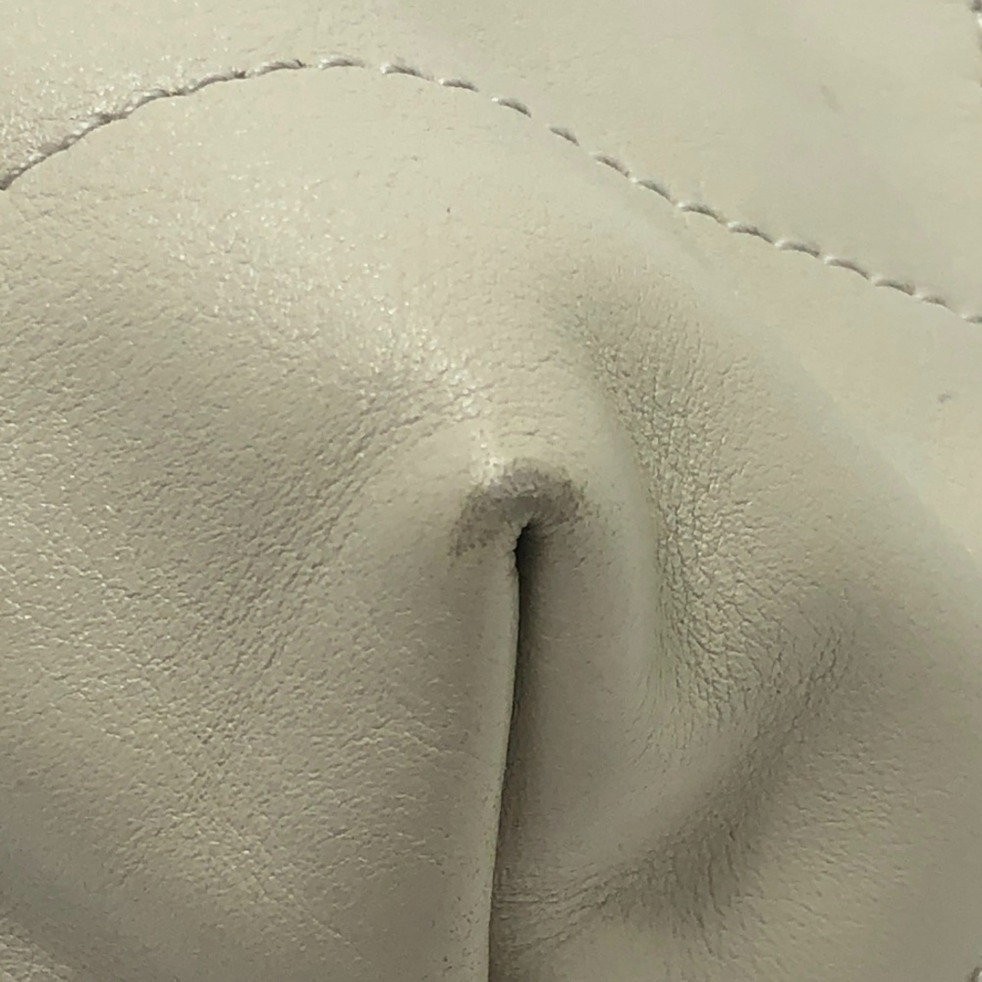 Chanel Gray Leather Shoulder Bag (Pre-Owned)