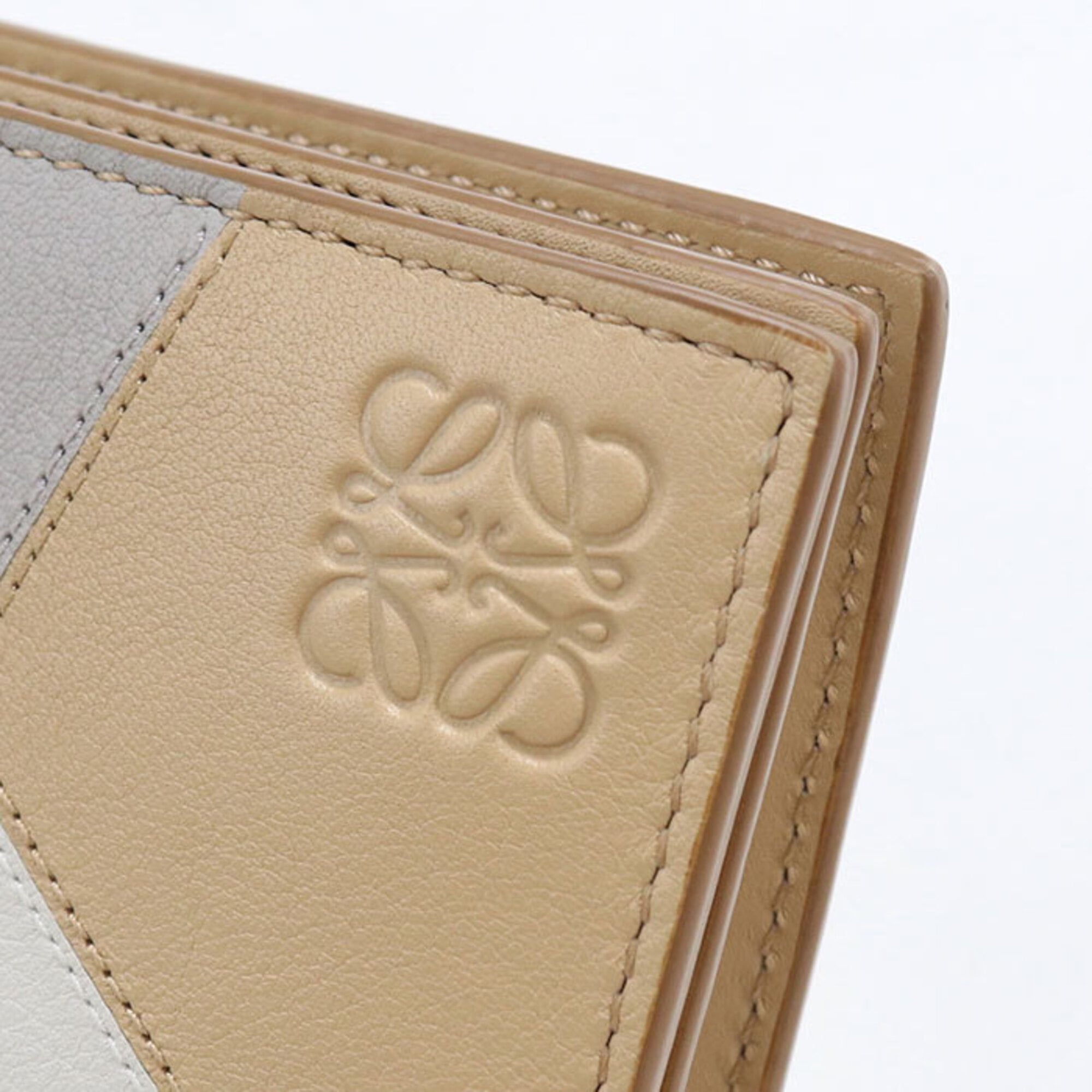 Loewe White Leather Wallet (Bi-Fold) (Pre-Owned)