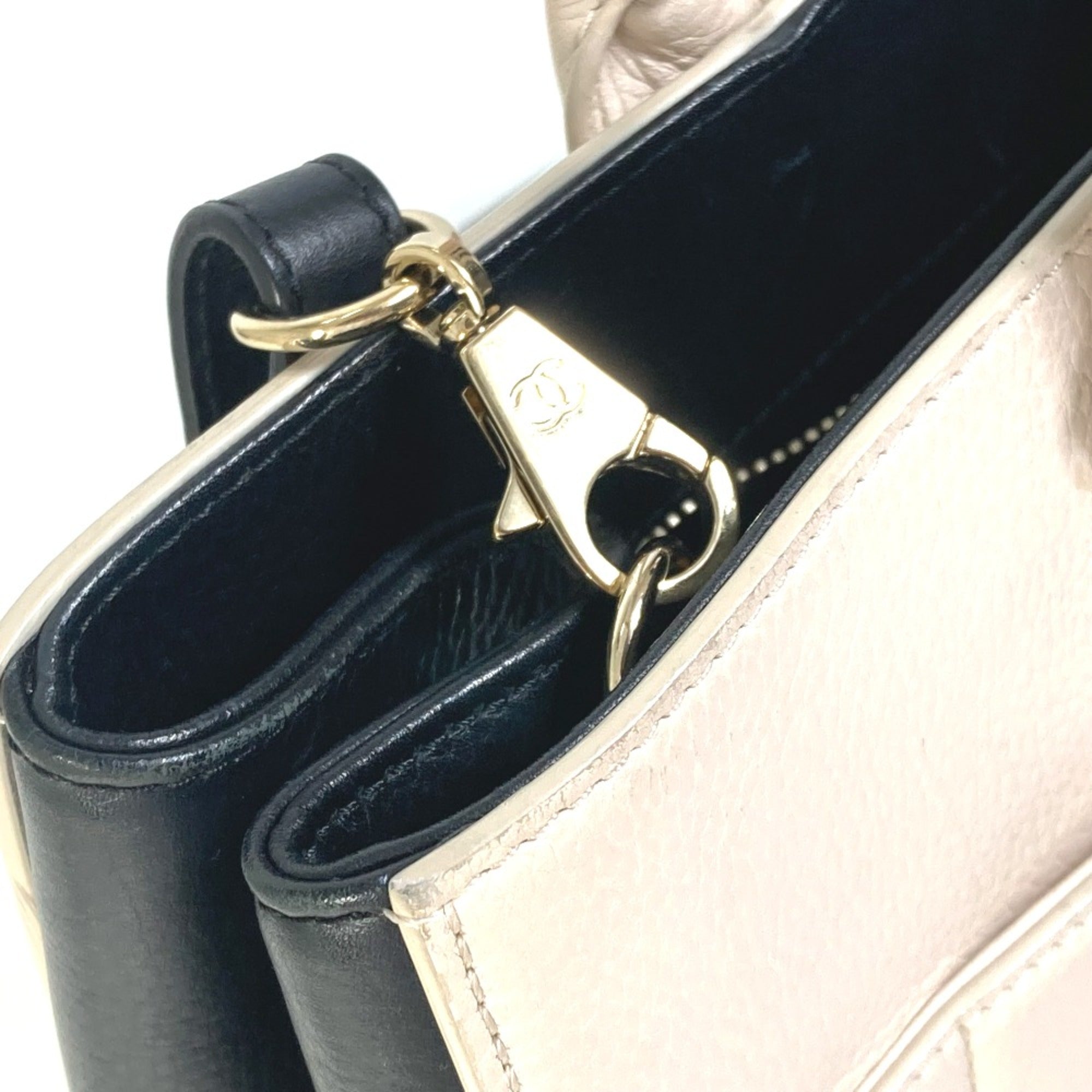 Chanel Beige Leather Handbag (Pre-Owned)