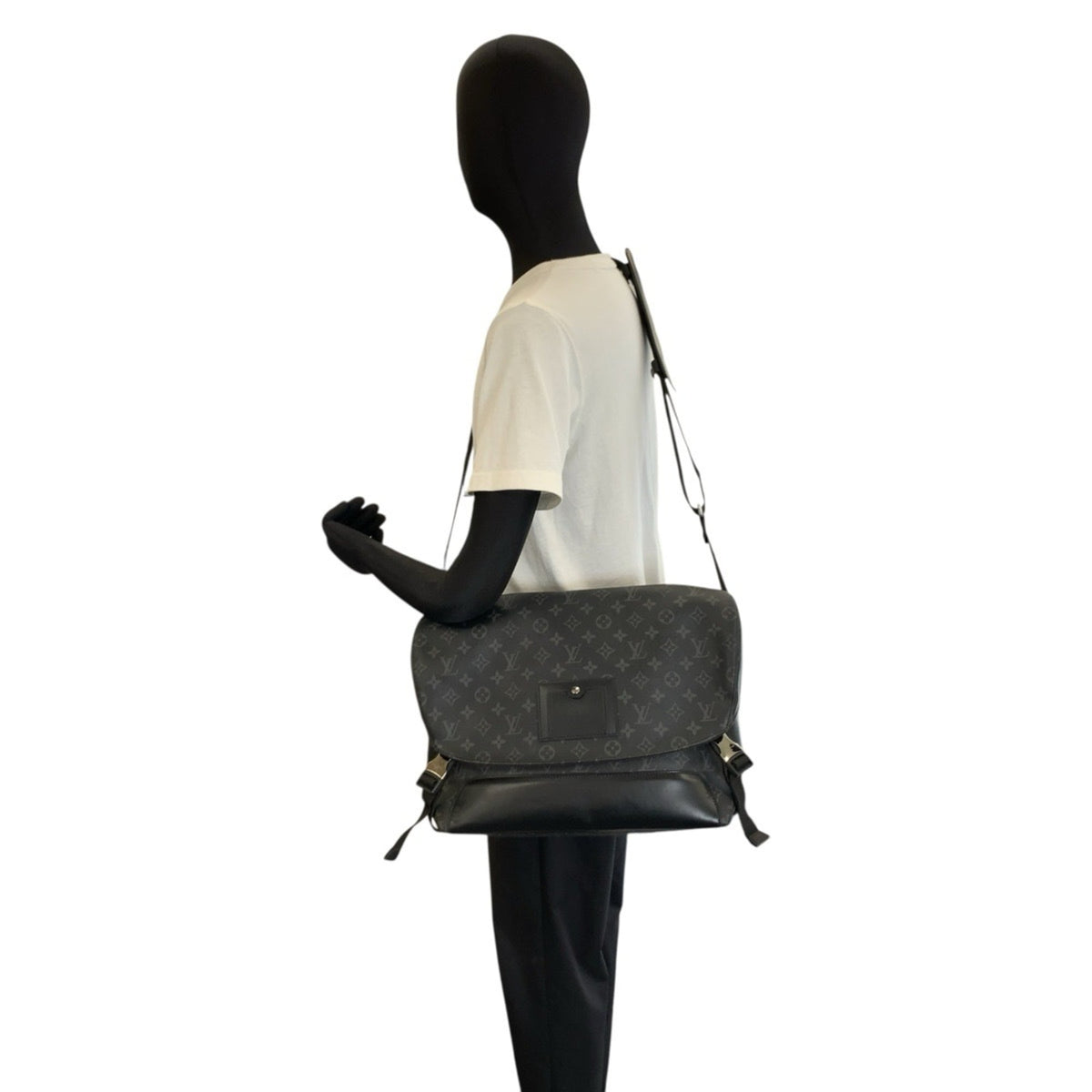 Louis Vuitton Black Monogram Eclipse Messenger Bag Shoulder Bag (Pre-Owned)