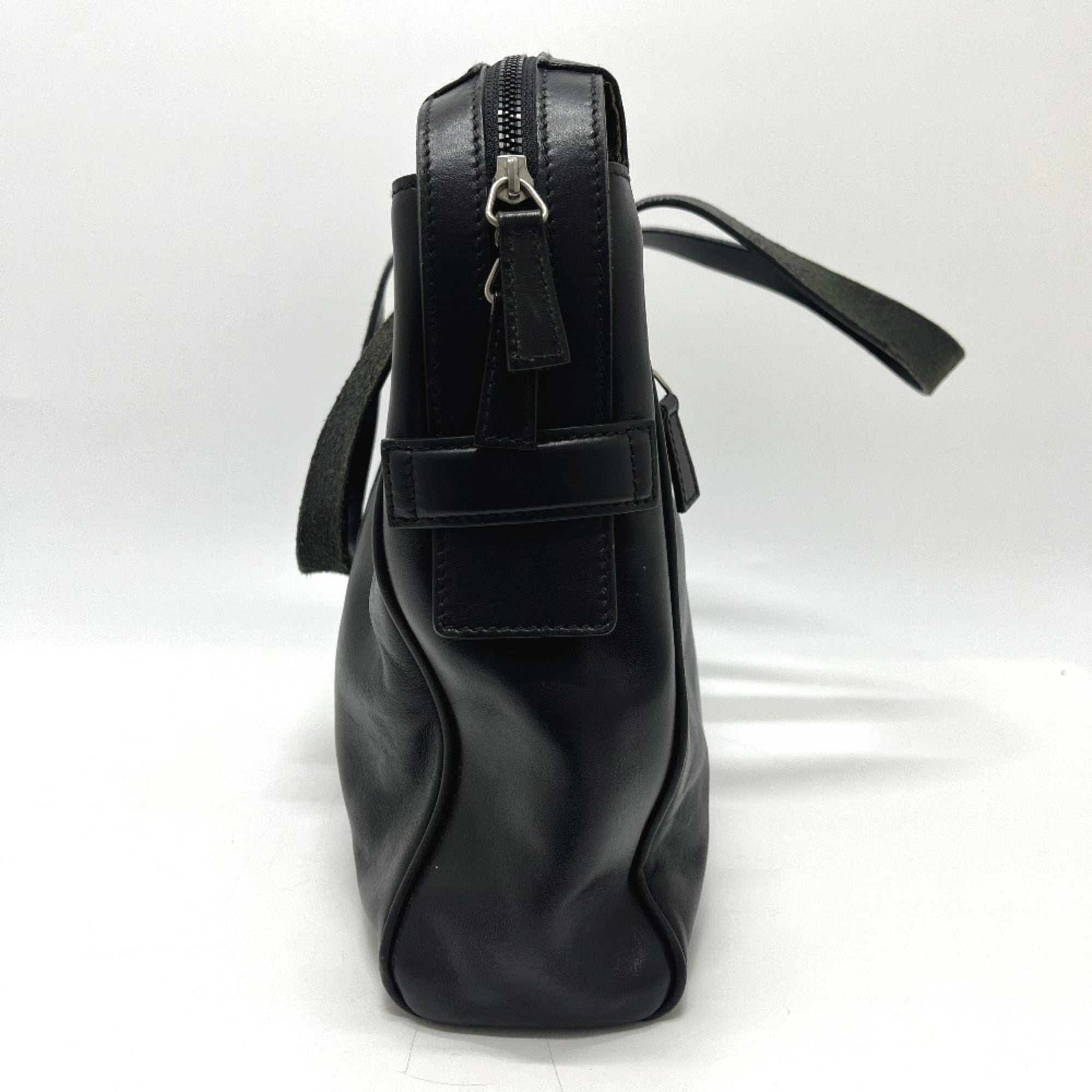 Salvatore Ferragamo Black Leather Handbag (Pre-Owned)