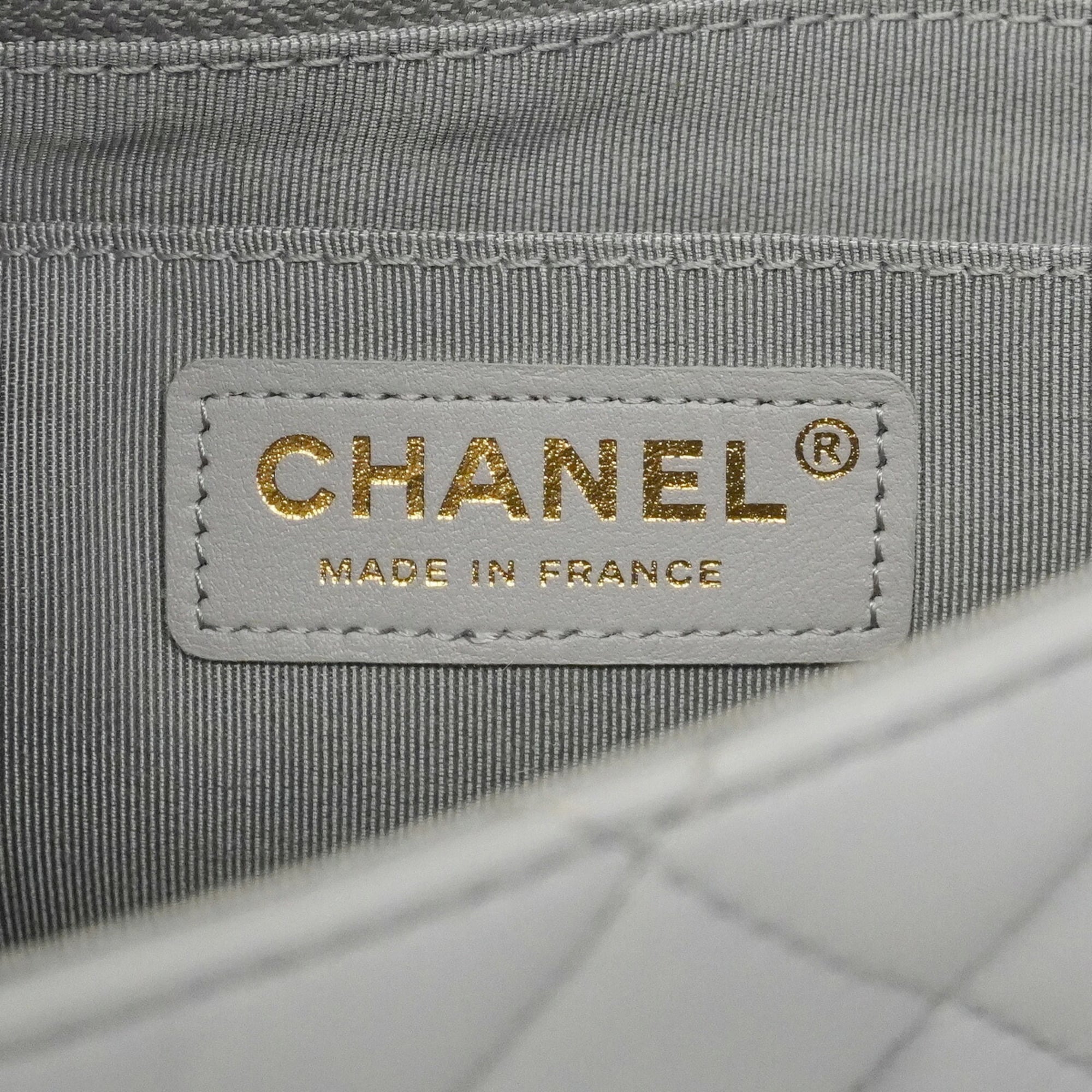 Chanel Gray Leather Shoulder Bag (Pre-Owned)