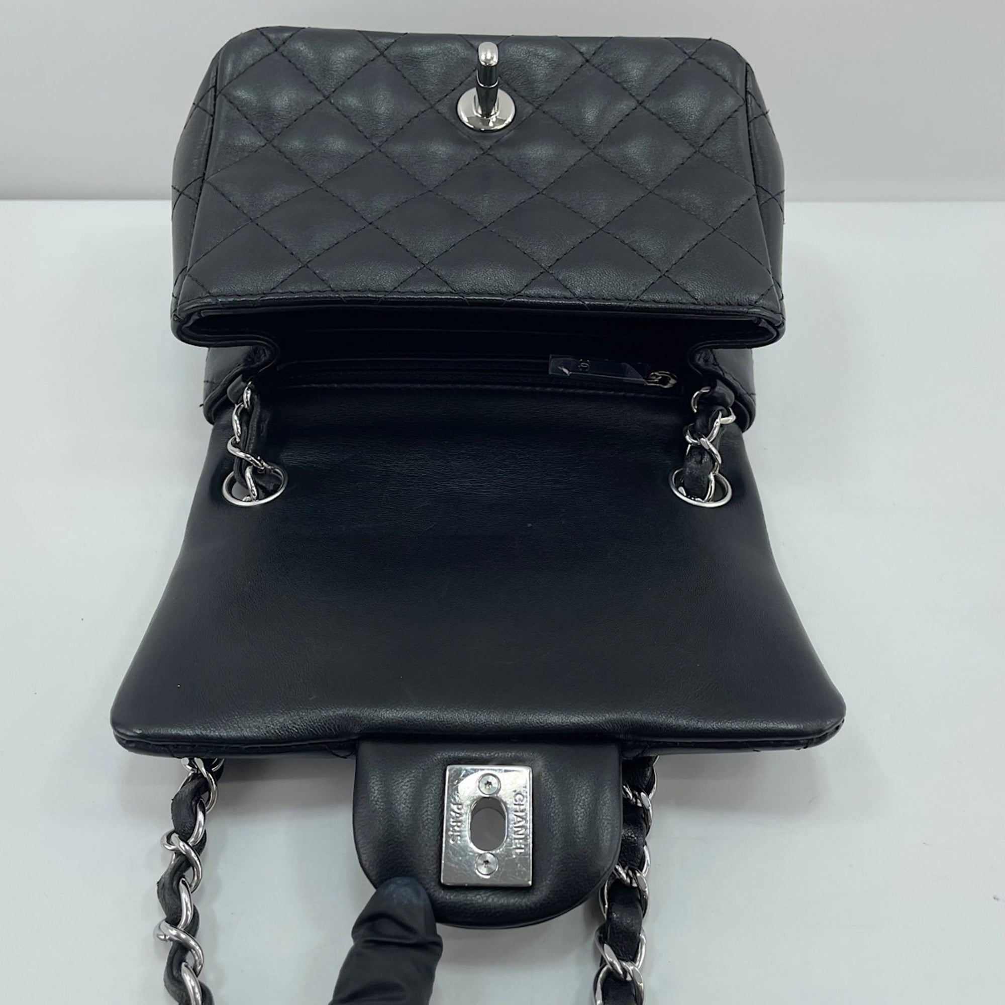 Chanel Black Shoulder Bag (Pre-Owned)