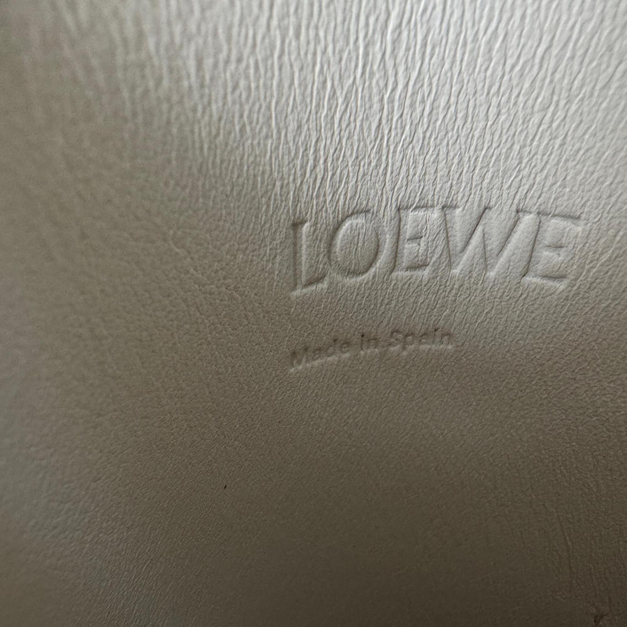 Loewe White Leather Shoulder Bag (Pre-Owned)