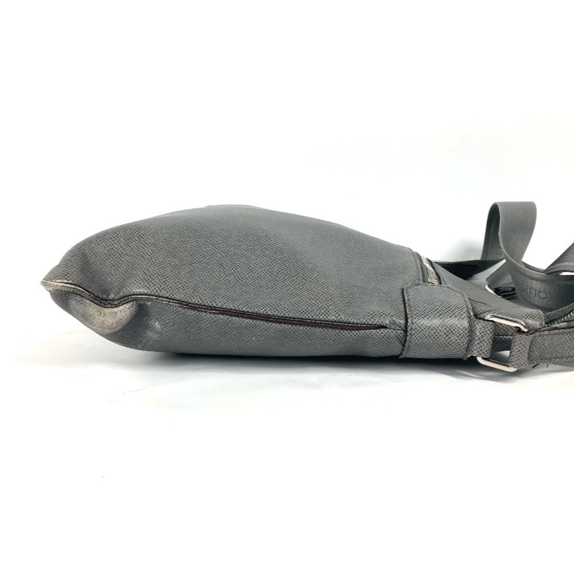 Louis Vuitton Gray Taiga Leather Pochette Shoulder Bag (Pre-Owned)