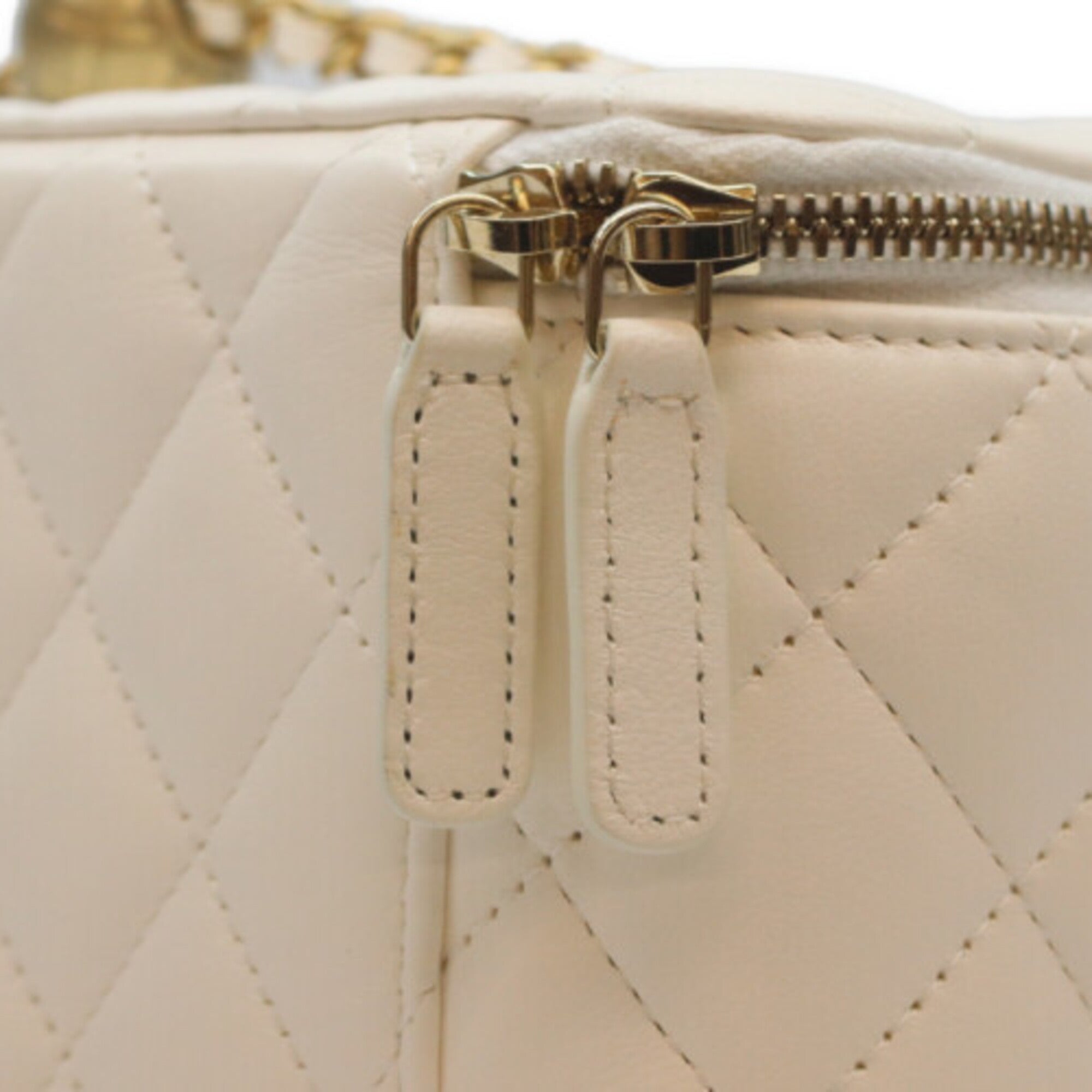 Chanel White Leather Shoulder Bag Vanity Bag (Pre-Owned)