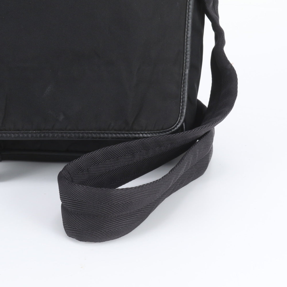 Prada Black Leather Nylon Messenger Bag Shoulder Bag (Pre-Owned)