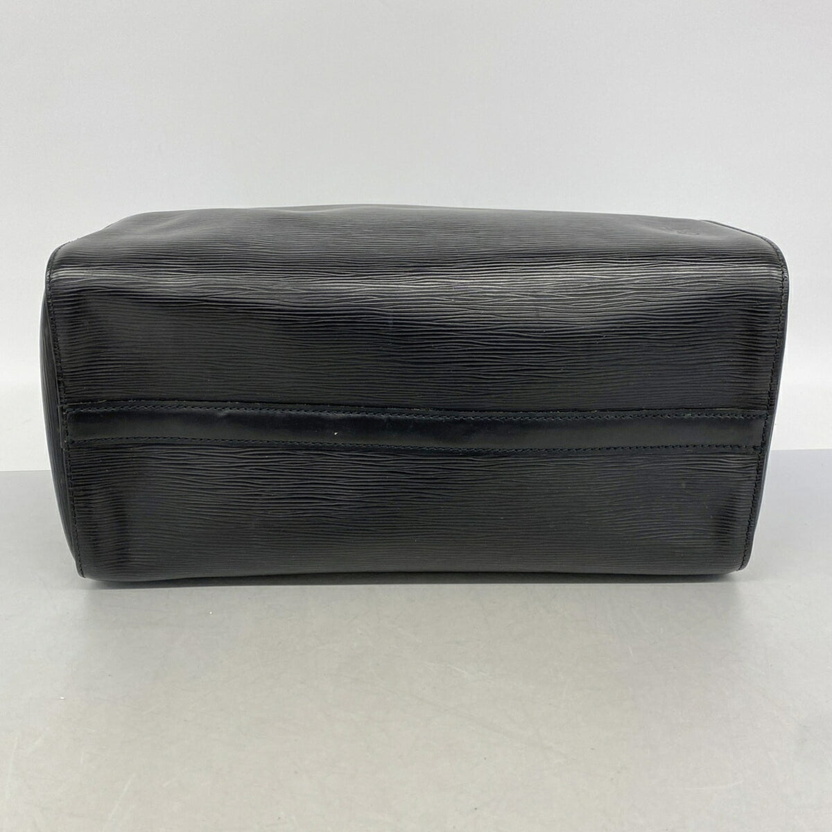 Louis Vuitton Noir Handbag (Pre-Owned)