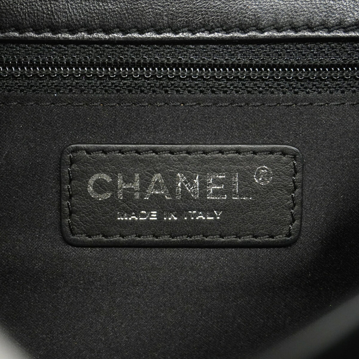 Chanel Black Leather Shoulder Bag (Pre-Owned)