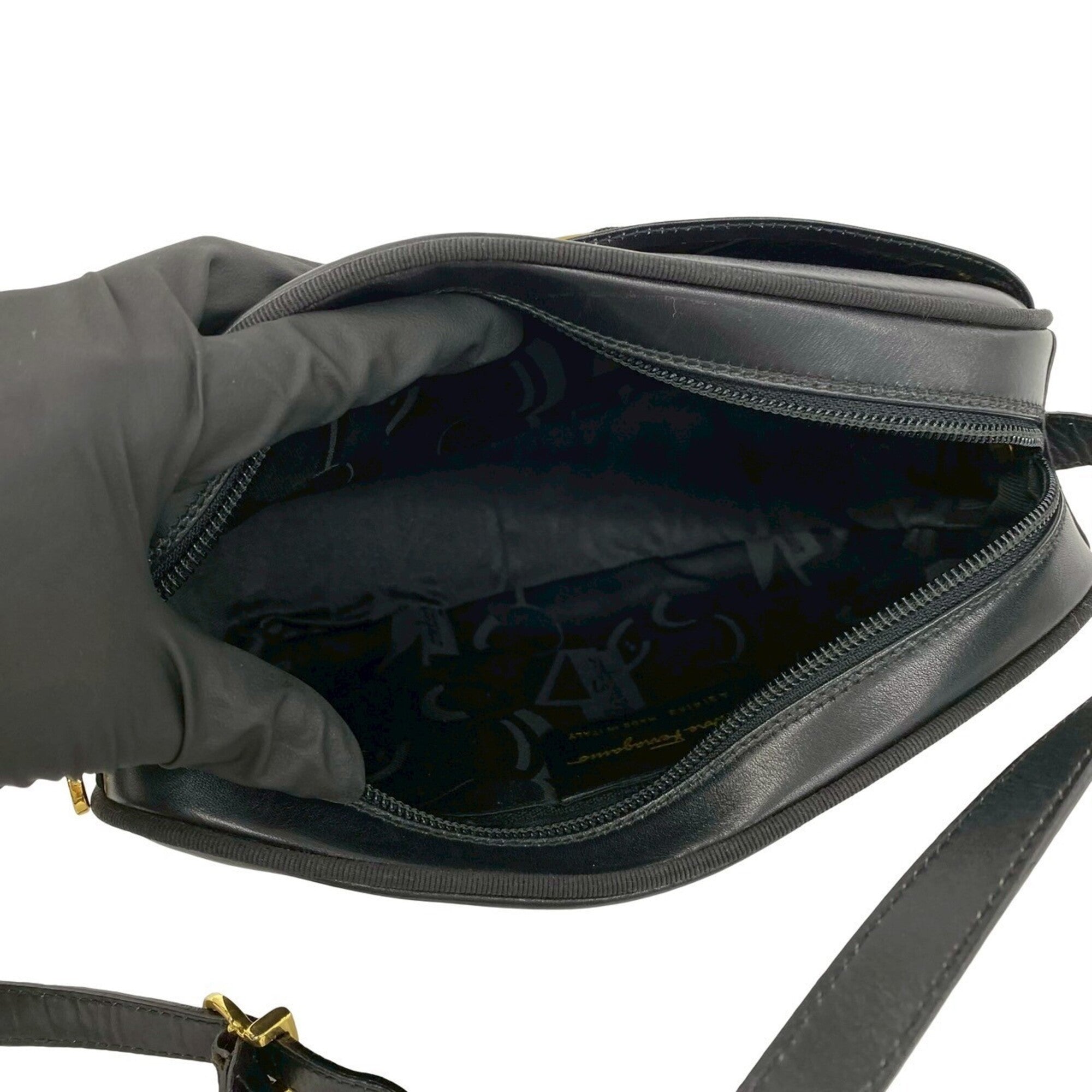 Salvatore Ferragamo Black Leather Shoulder Bag (Pre-Owned)