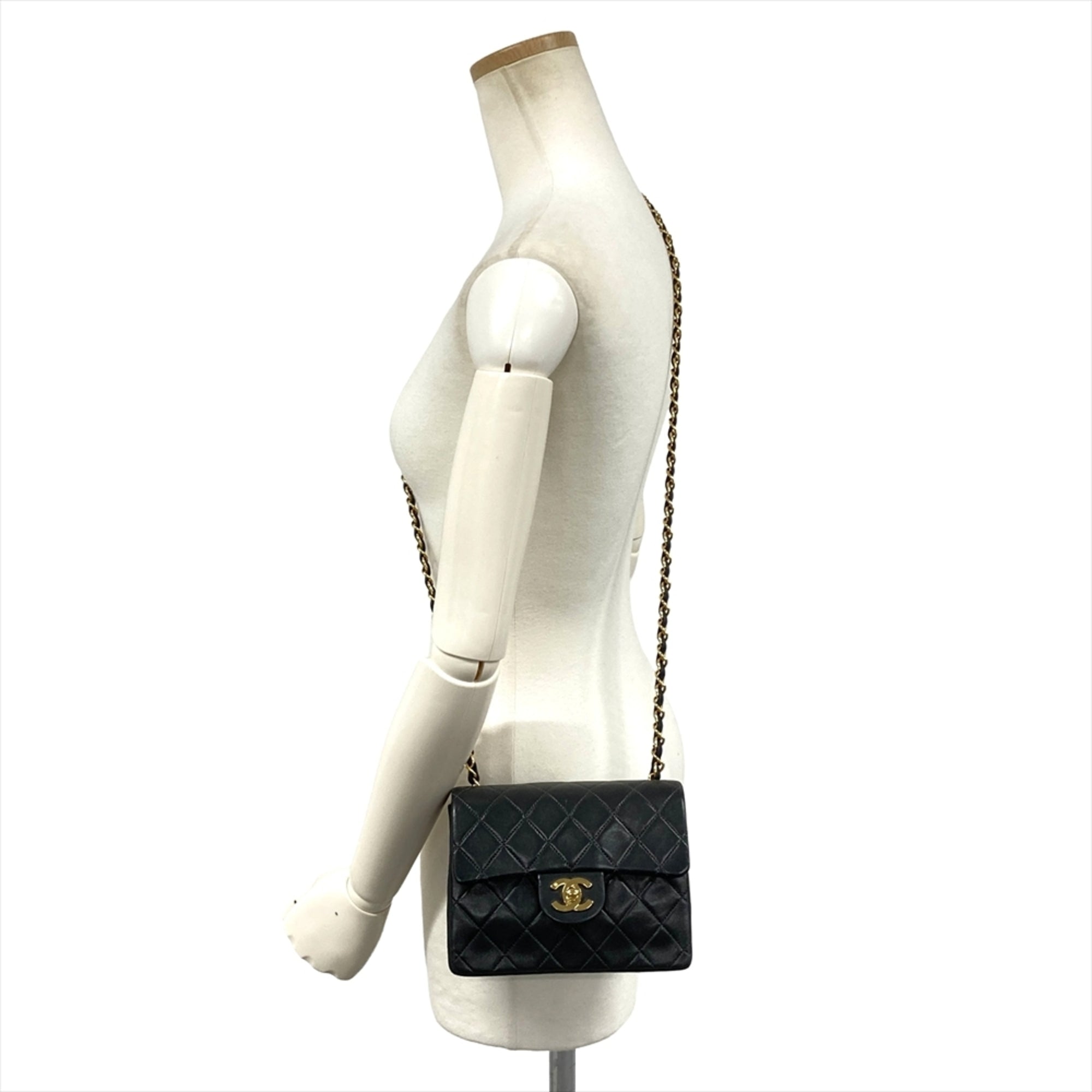 Chanel Black Leather Shoulder Bag (Pre-Owned)