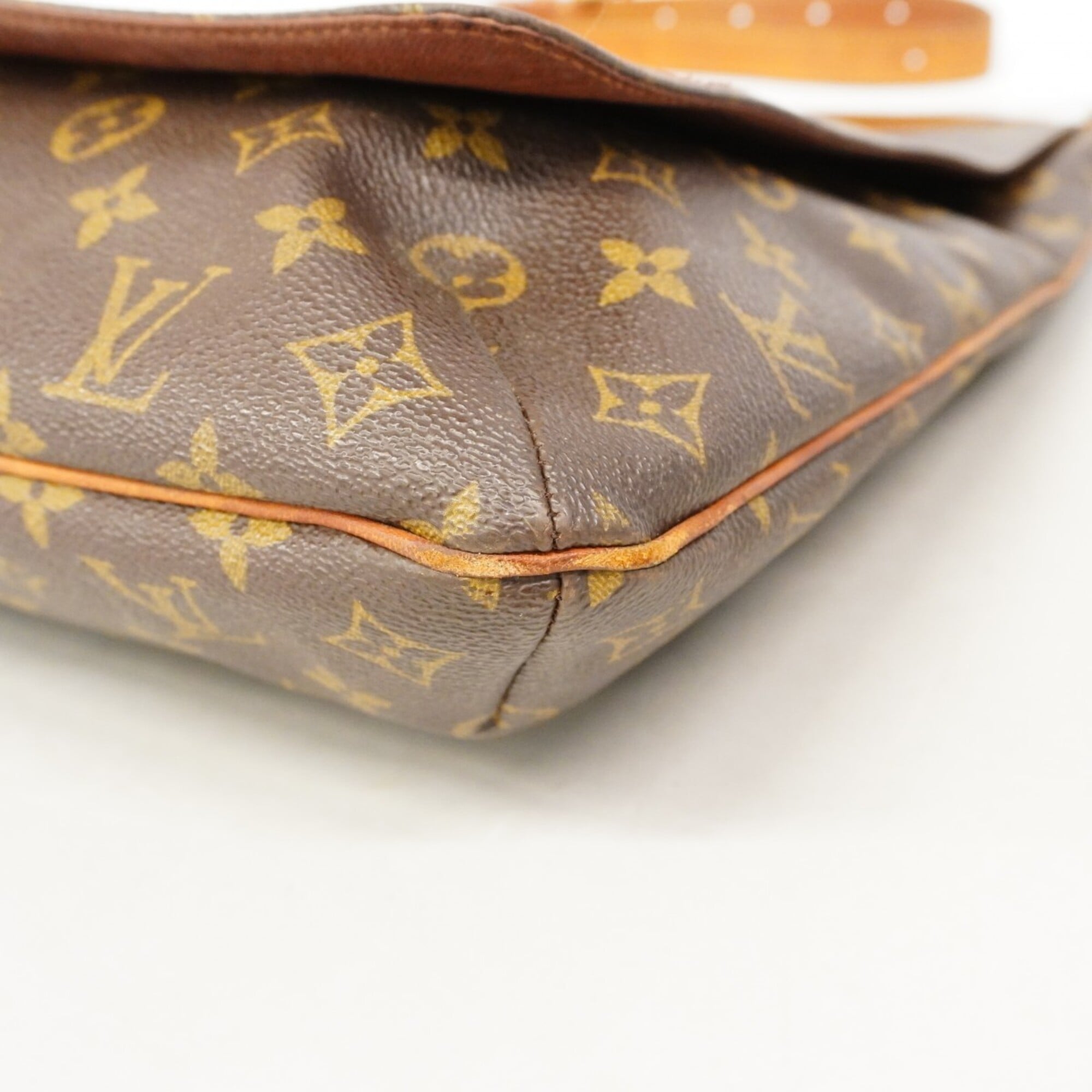 Louis Vuitton Brown Shoulder Bag (Pre-Owned)