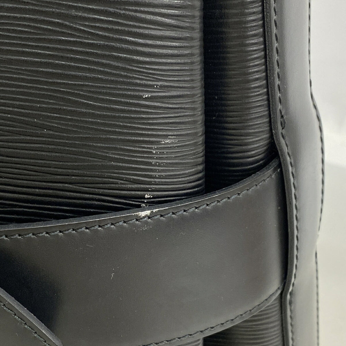 Louis Vuitton Noir Shoulder Bag (Pre-Owned)