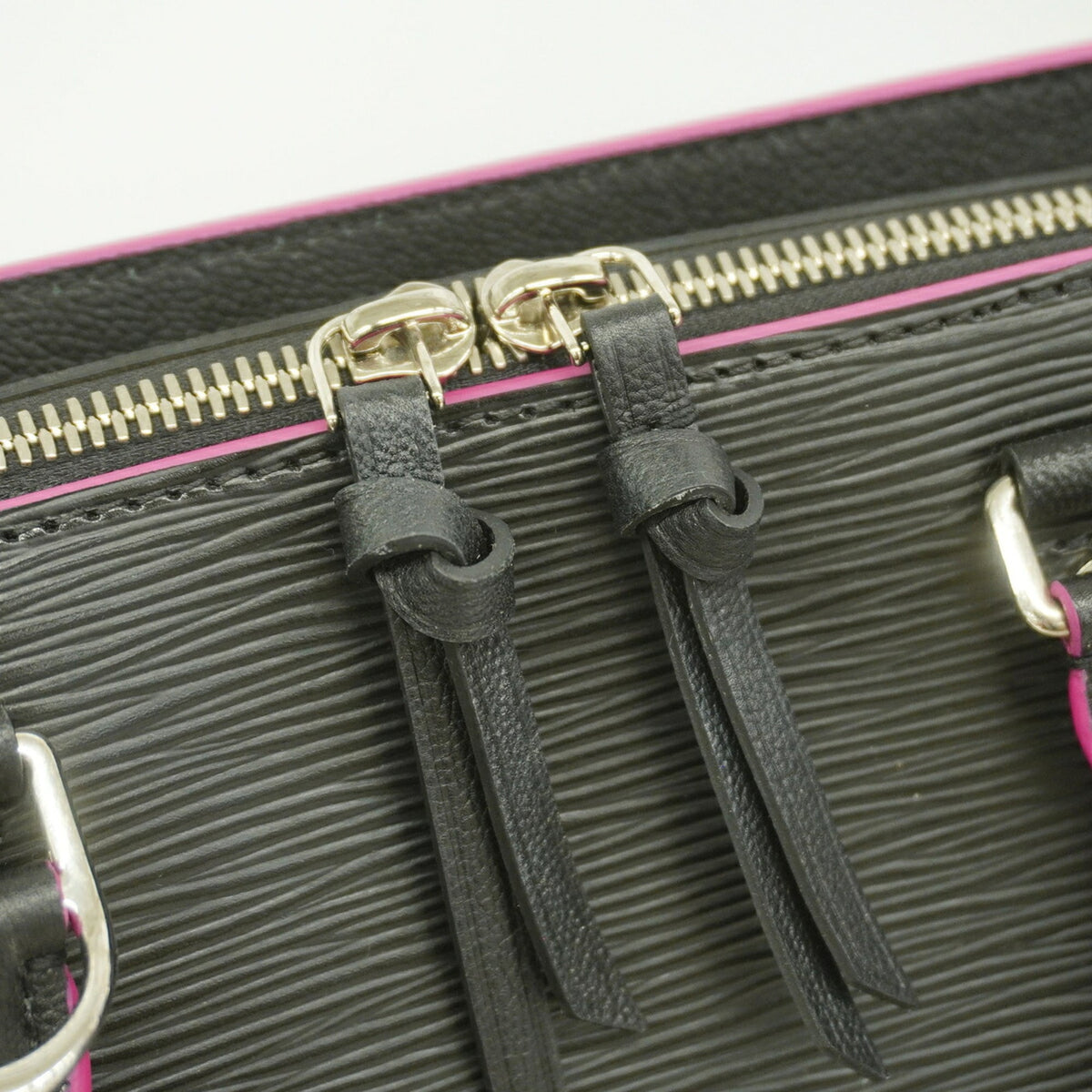 Louis Vuitton Noir Handbag (Pre-Owned)