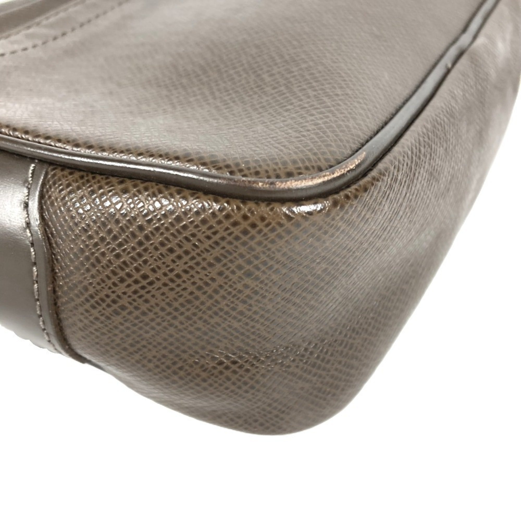 Louis Vuitton Brown Grizzly Taiga Leather Leather Clutch Bag (Pre-Owned)