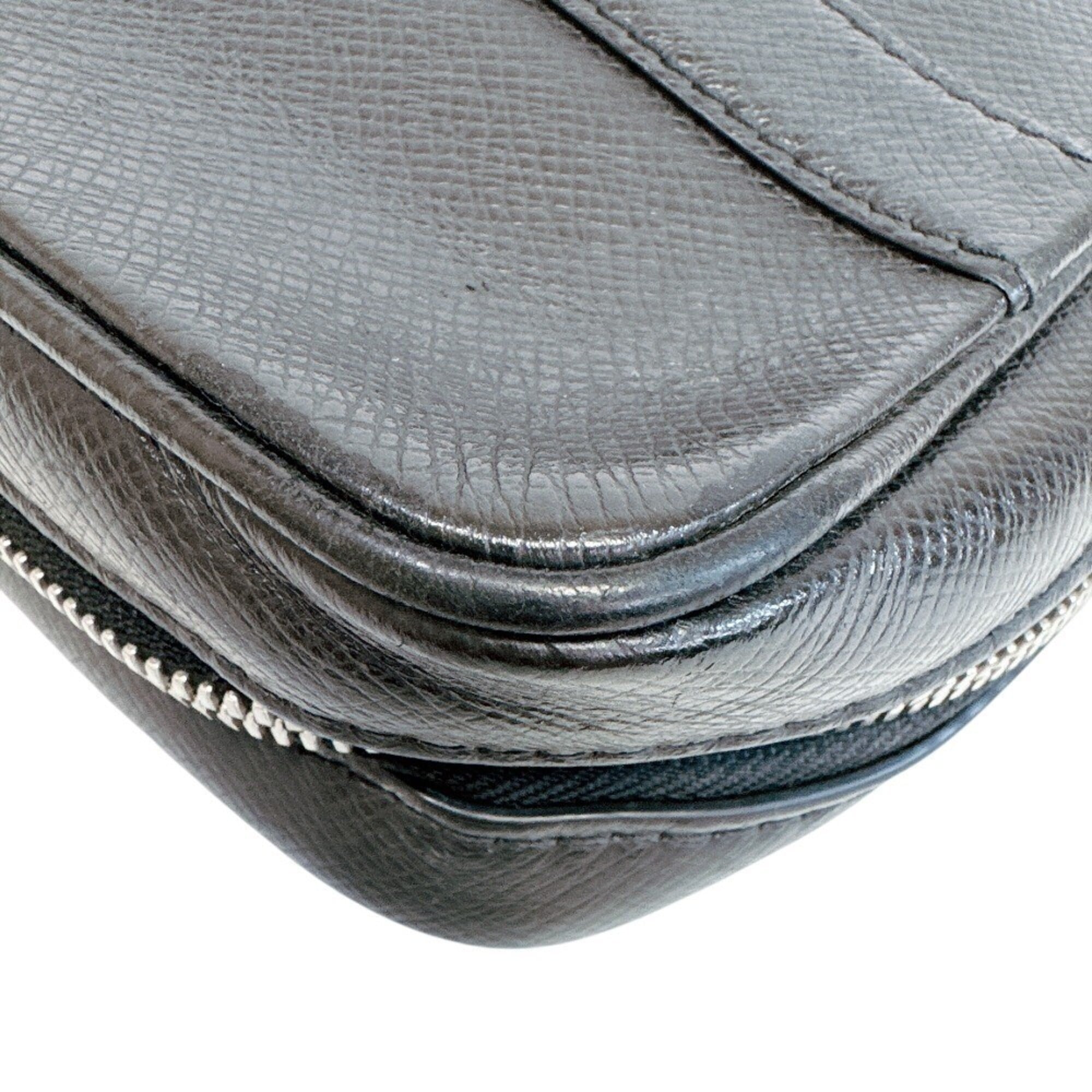 Louis Vuitton Taiga Black Leather Pochette (Pre-Owned)