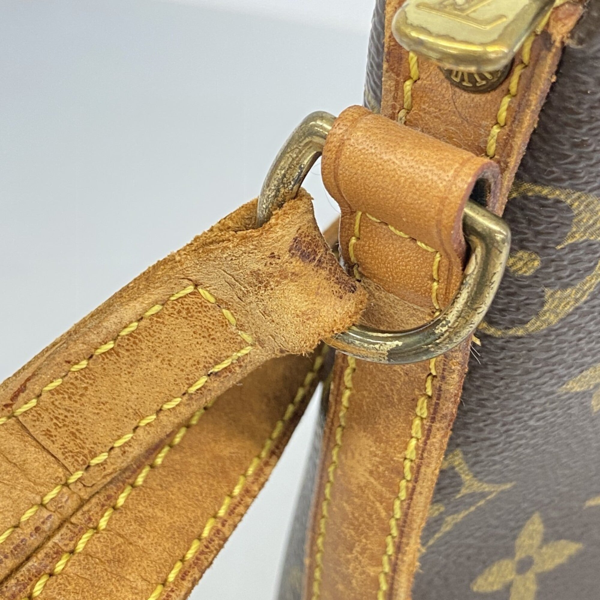 Louis Vuitton Brown Shoulder Bag (Pre-Owned)