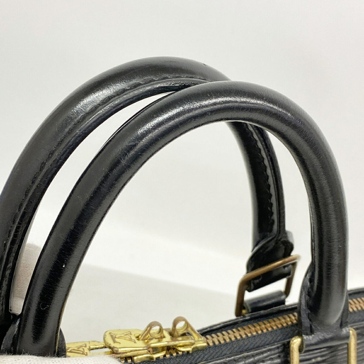 Louis Vuitton Noir Handbag (Pre-Owned)