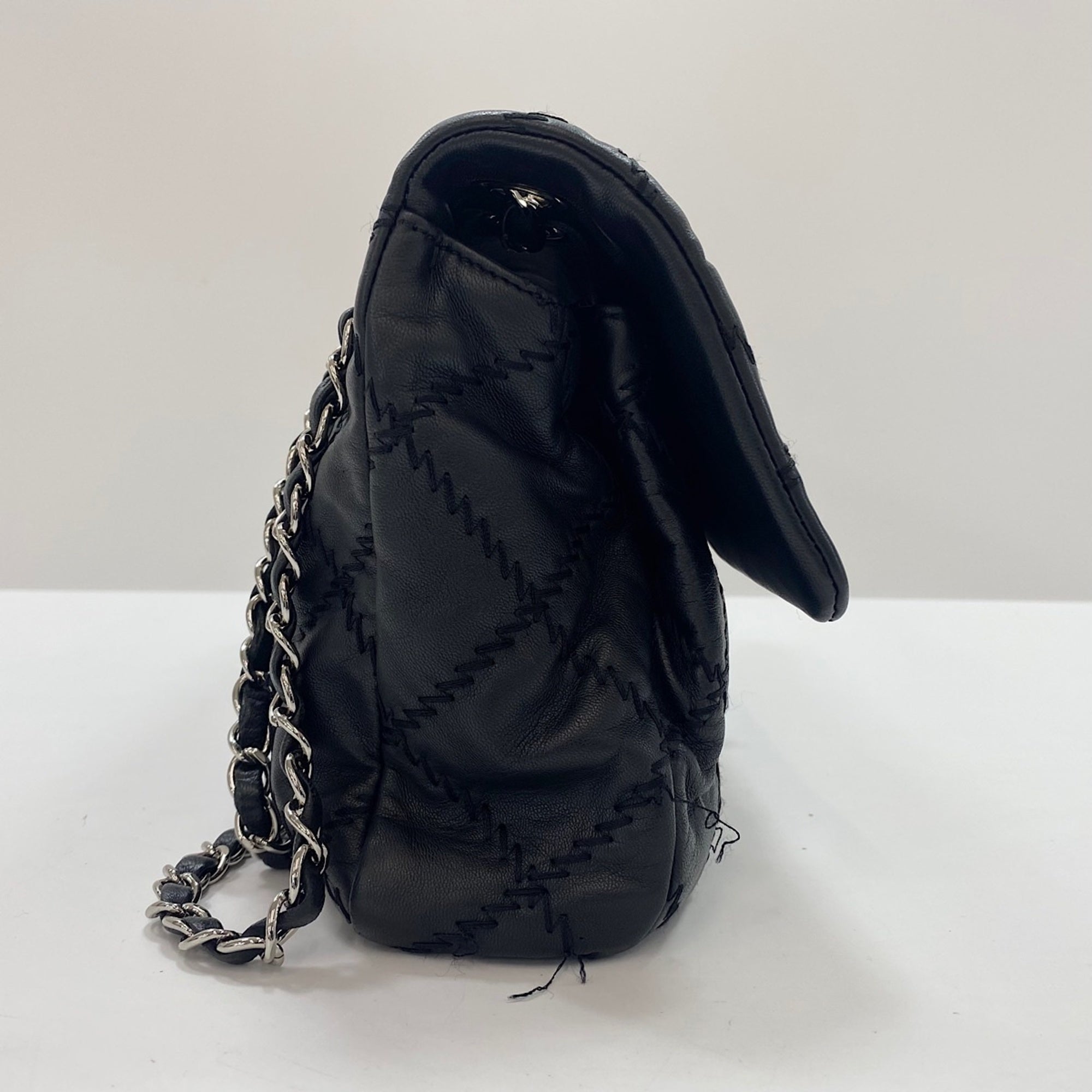 Chanel Black Shoulder Bag (Pre-Owned)