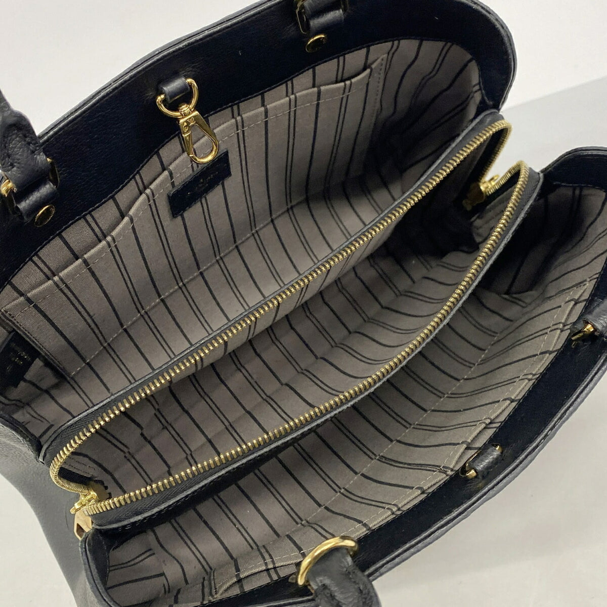 Louis Vuitton Noir Handbag (Pre-Owned)
