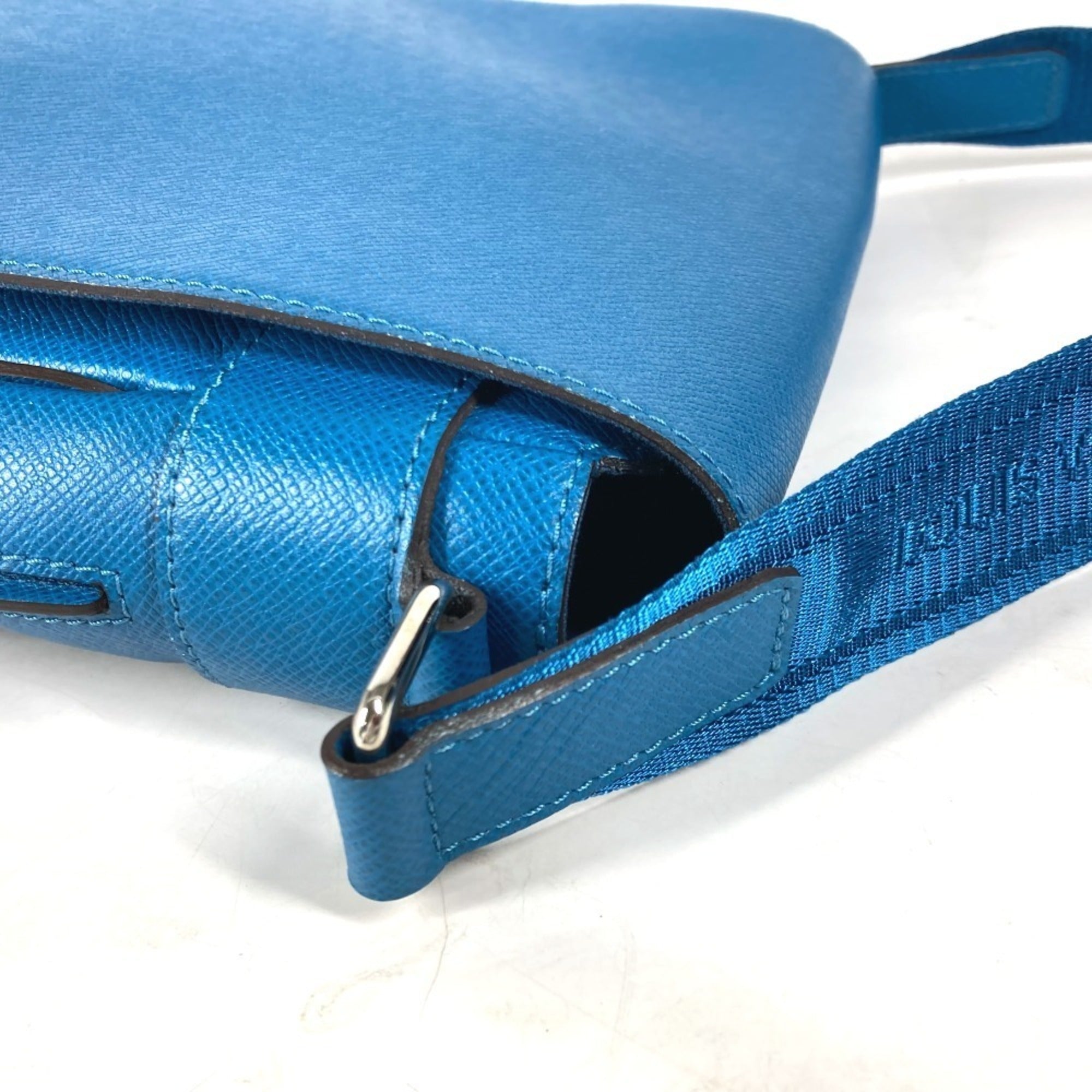 Louis Vuitton Blue Taiga Leather Messenger Bag Shoulder Bag (Pre-Owned)