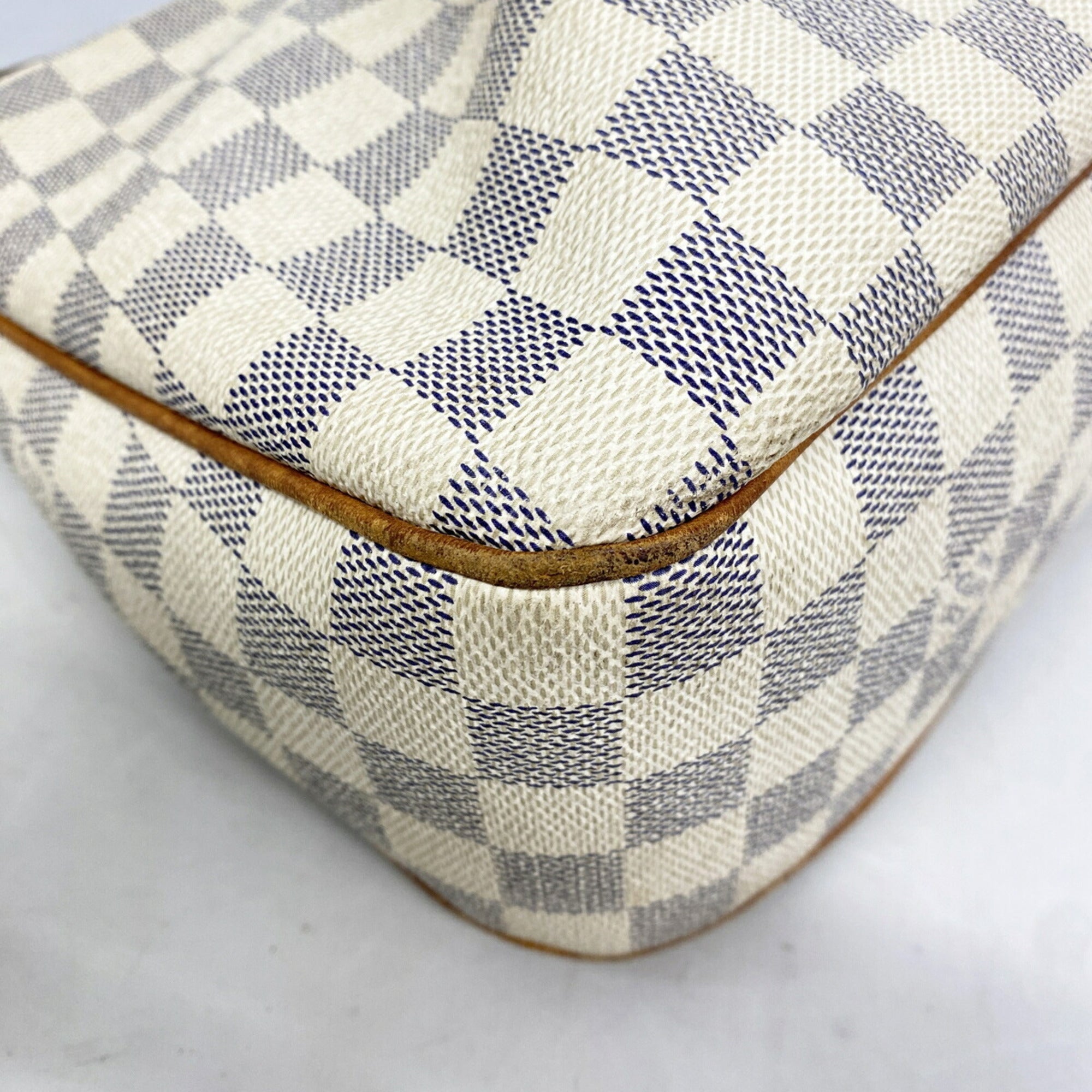 Louis Vuitton White Shoulder Bag (Pre-Owned)