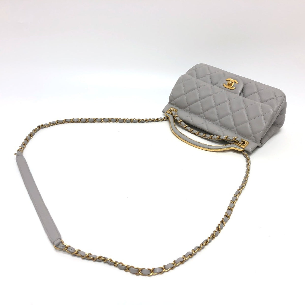 Chanel Gray Leather Shoulder Bag (Pre-Owned)