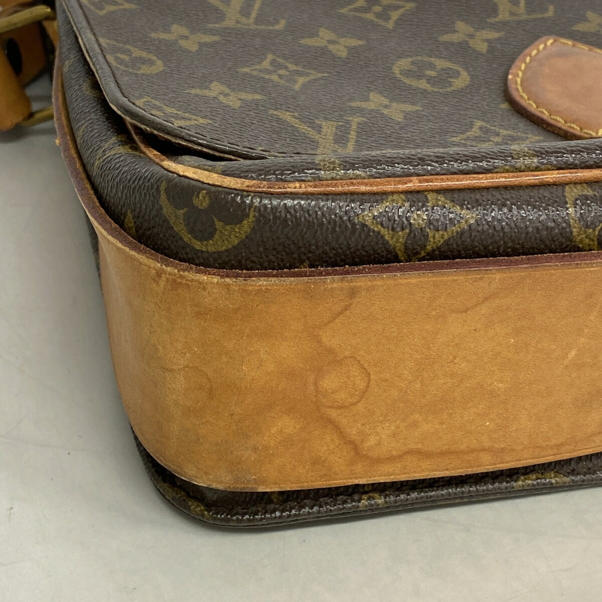 Louis Vuitton Brown Shoulder Bag (Pre-Owned)
