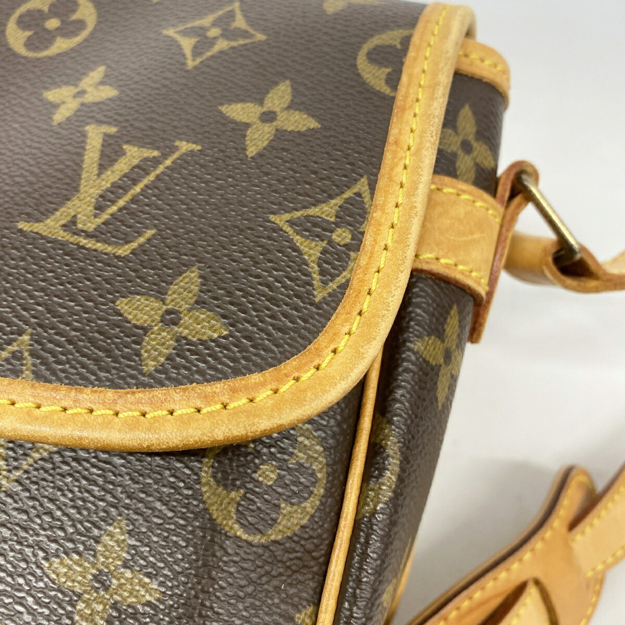 Louis Vuitton Brown Shoulder Bag (Pre-Owned)