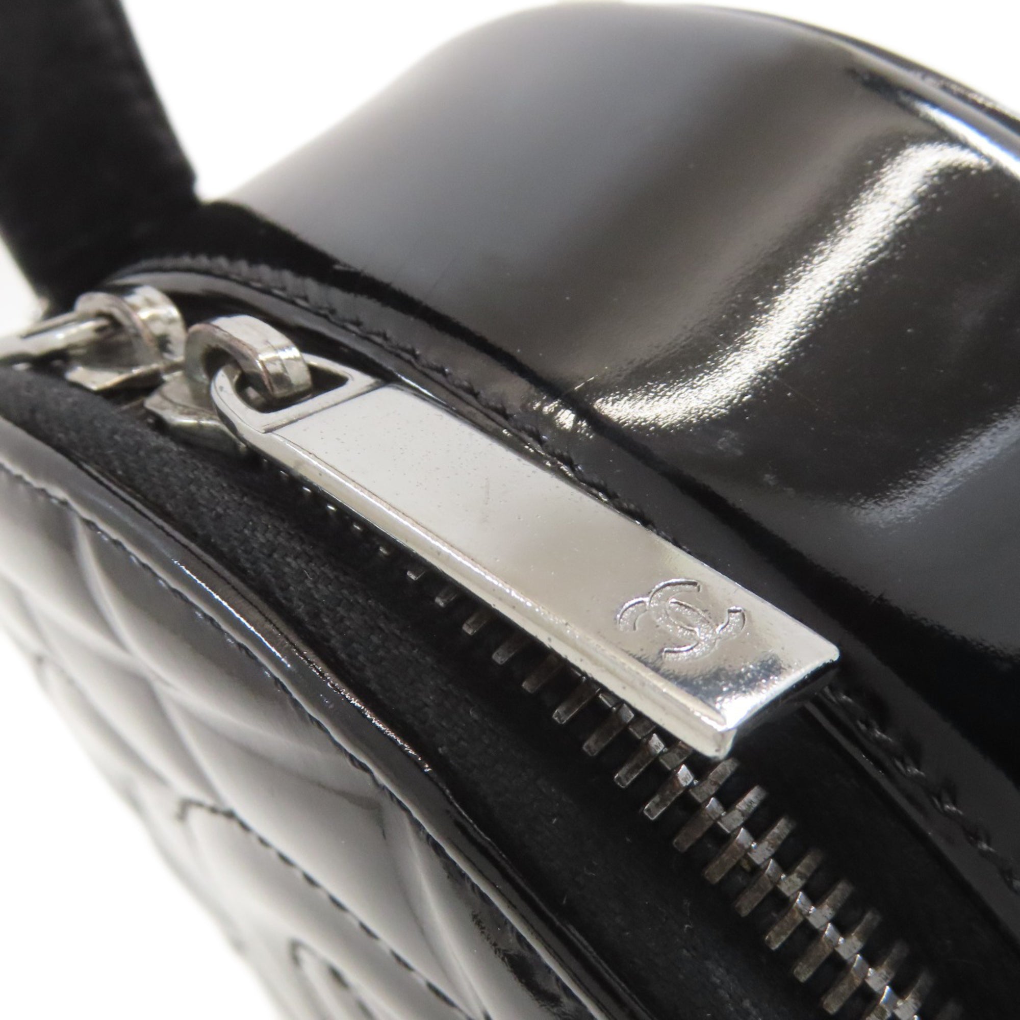 Chanel Black Leather Shoulder Bag (Pre-Owned)